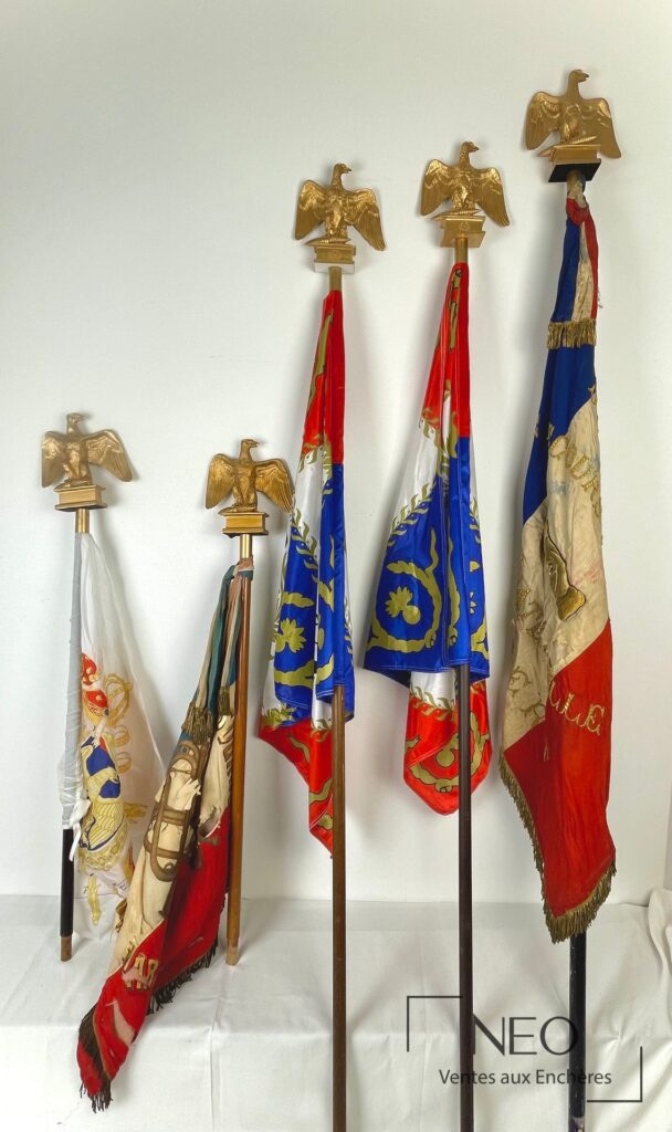 Ensemble de cinq drapeaux montés sur hampes avec aigles en métal doré