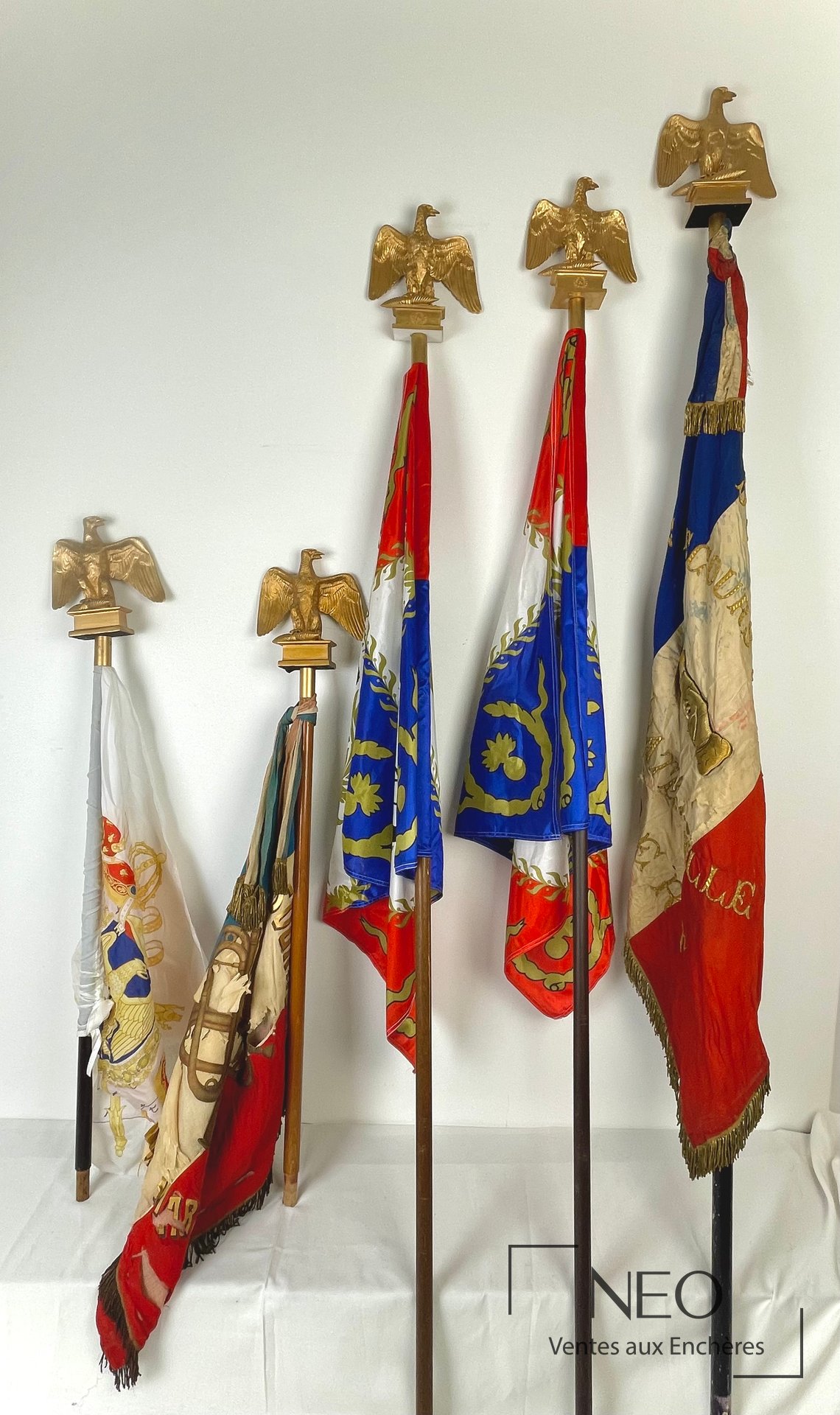 Ensemble de cinq drapeaux montés sur hampes avec aigles en métal doré