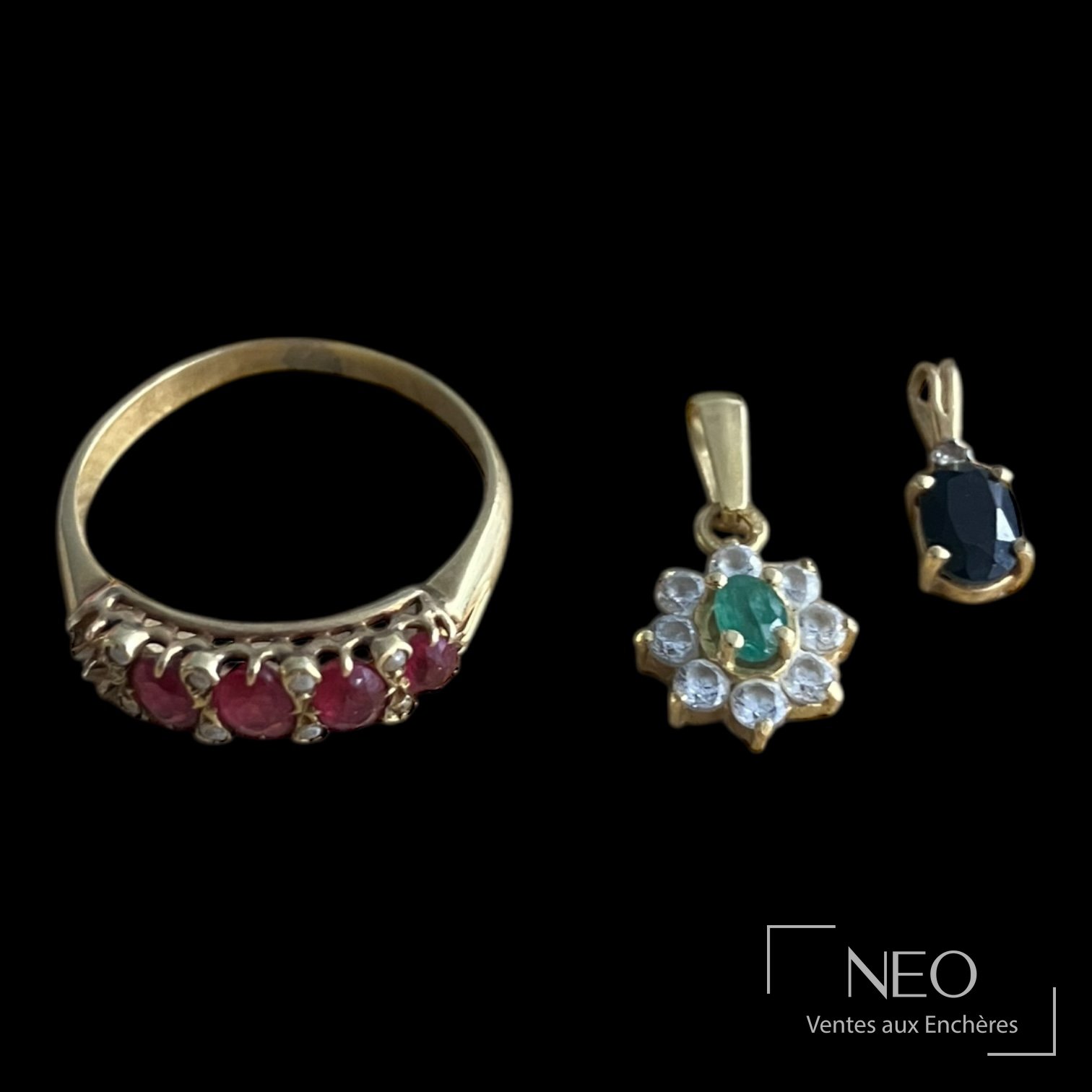 Ensemble de trois bijoux en or jaune avec bague et deux pendentifs sertis de pierres colorées
