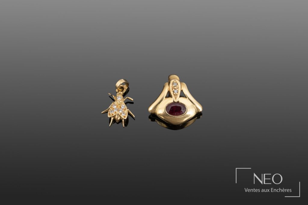 Deux pendentifs en or jaune