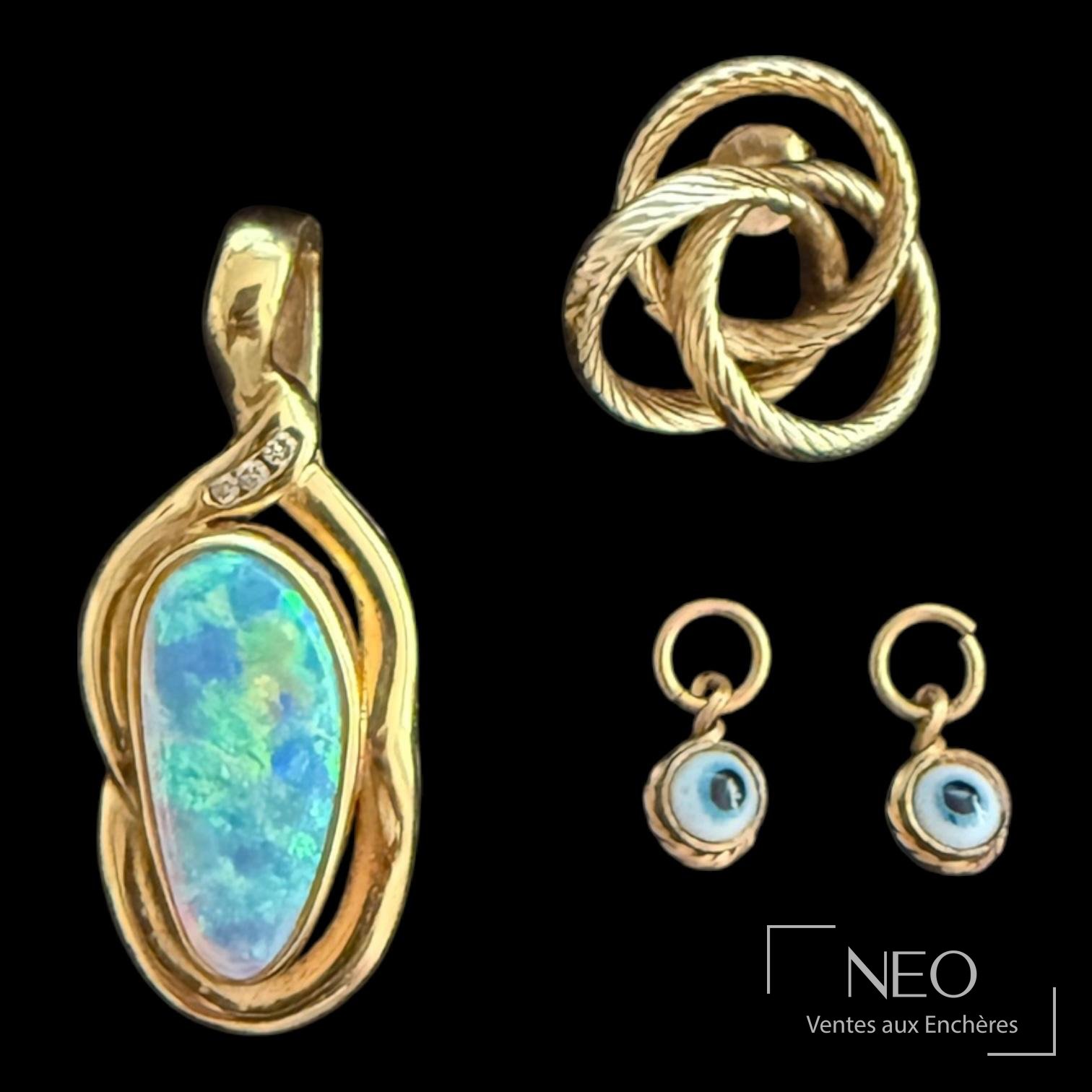 Ensemble de bijoux en or jaune avec pendentif opalescent