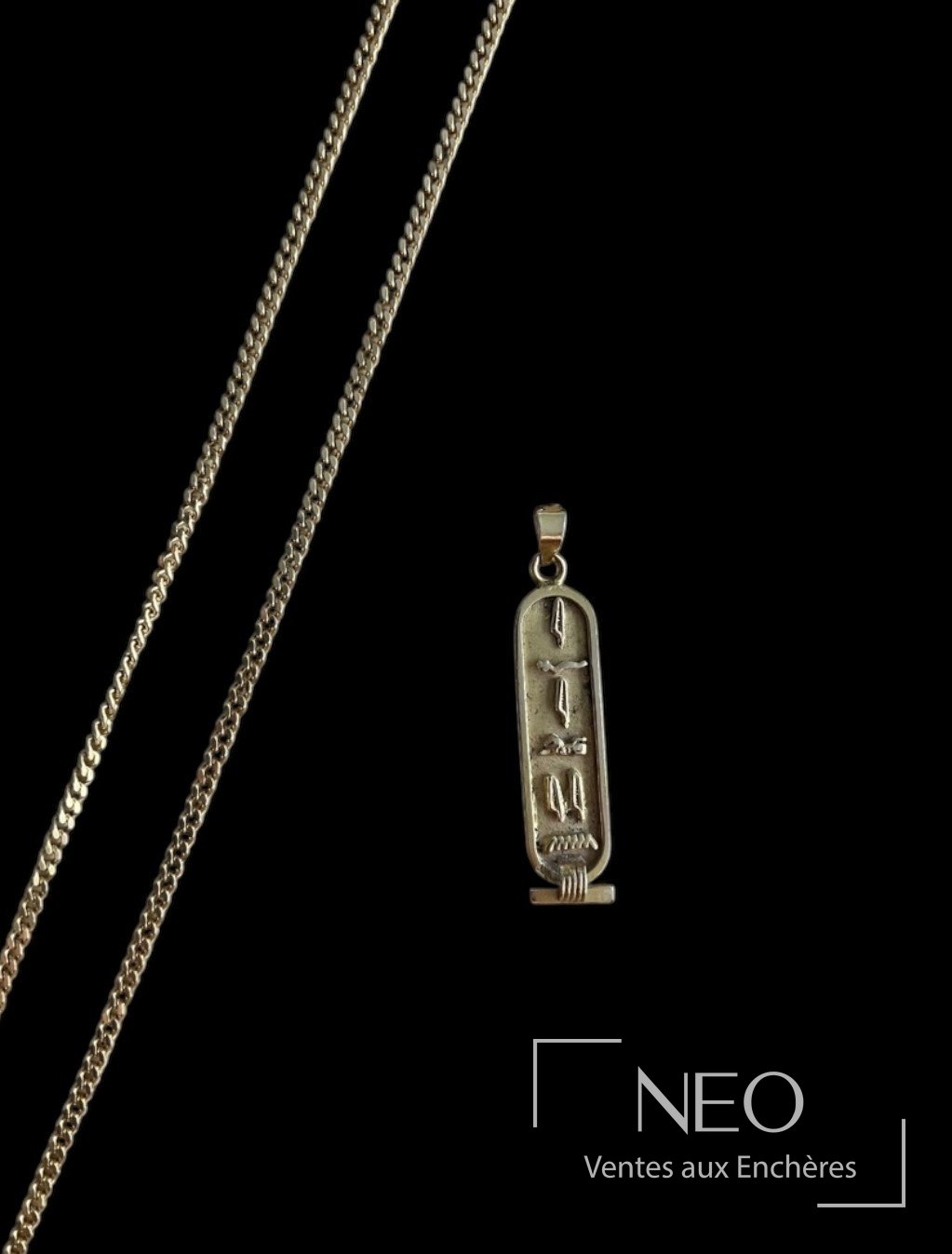 Pendentif oblong en or jaune à décor de hyéroglyphes