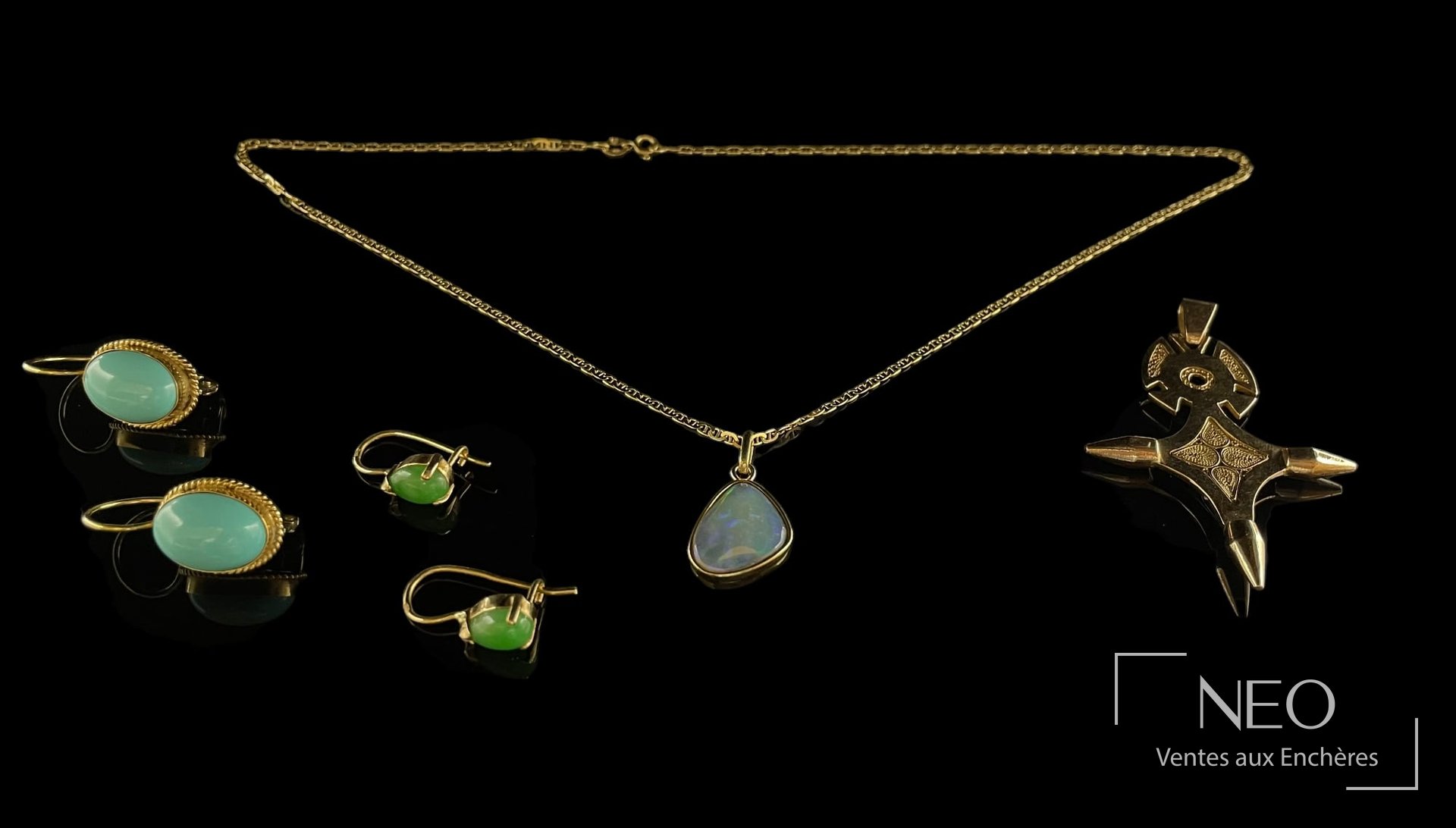 Ensemble en or jaune 18 carats, dormeuses, pendentif et chaîne