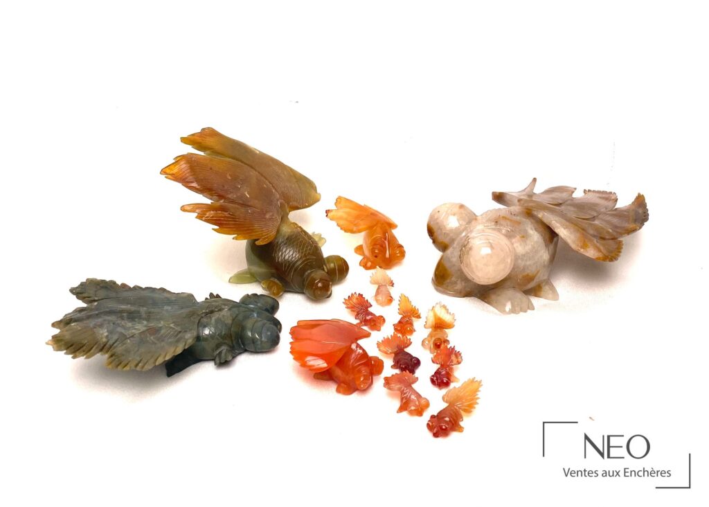 Ensemble de flacons et poissons sculptés en agate et pierres dures polychromes