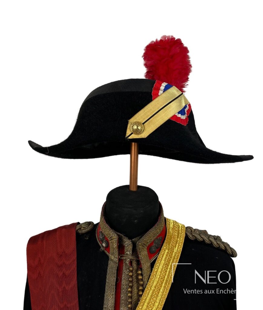 Tunique et bicorne d'uniforme britannique avec plume rouge et galons dorés