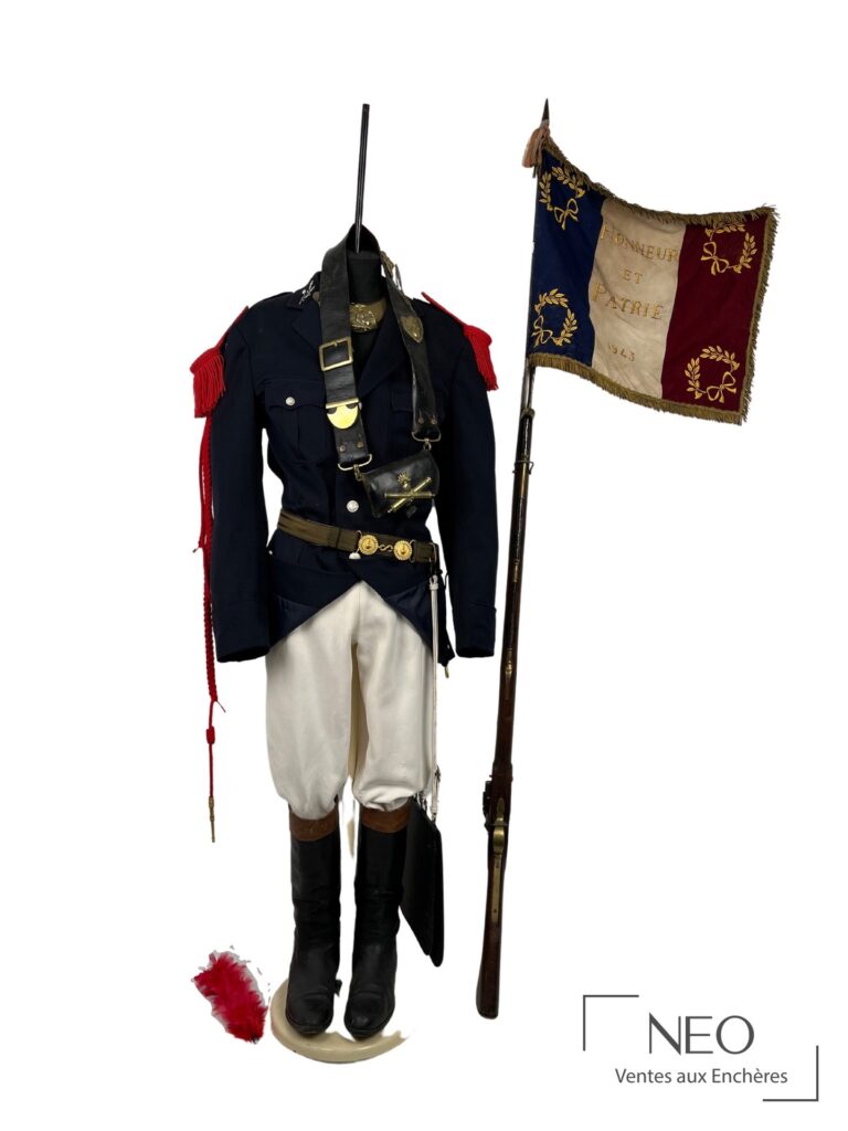 Ensemble militaire avec mannequin en tunique