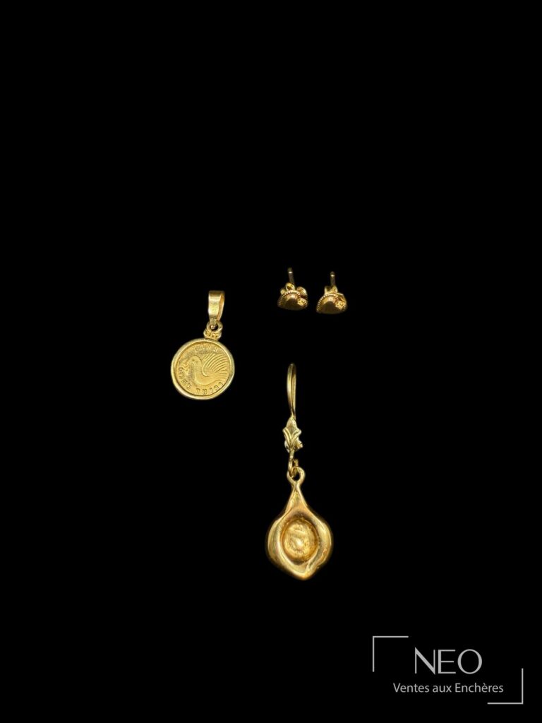 Ensemble de bijoux en or jaune 14 carats avec deux boucles d’oreilles et un pendentif