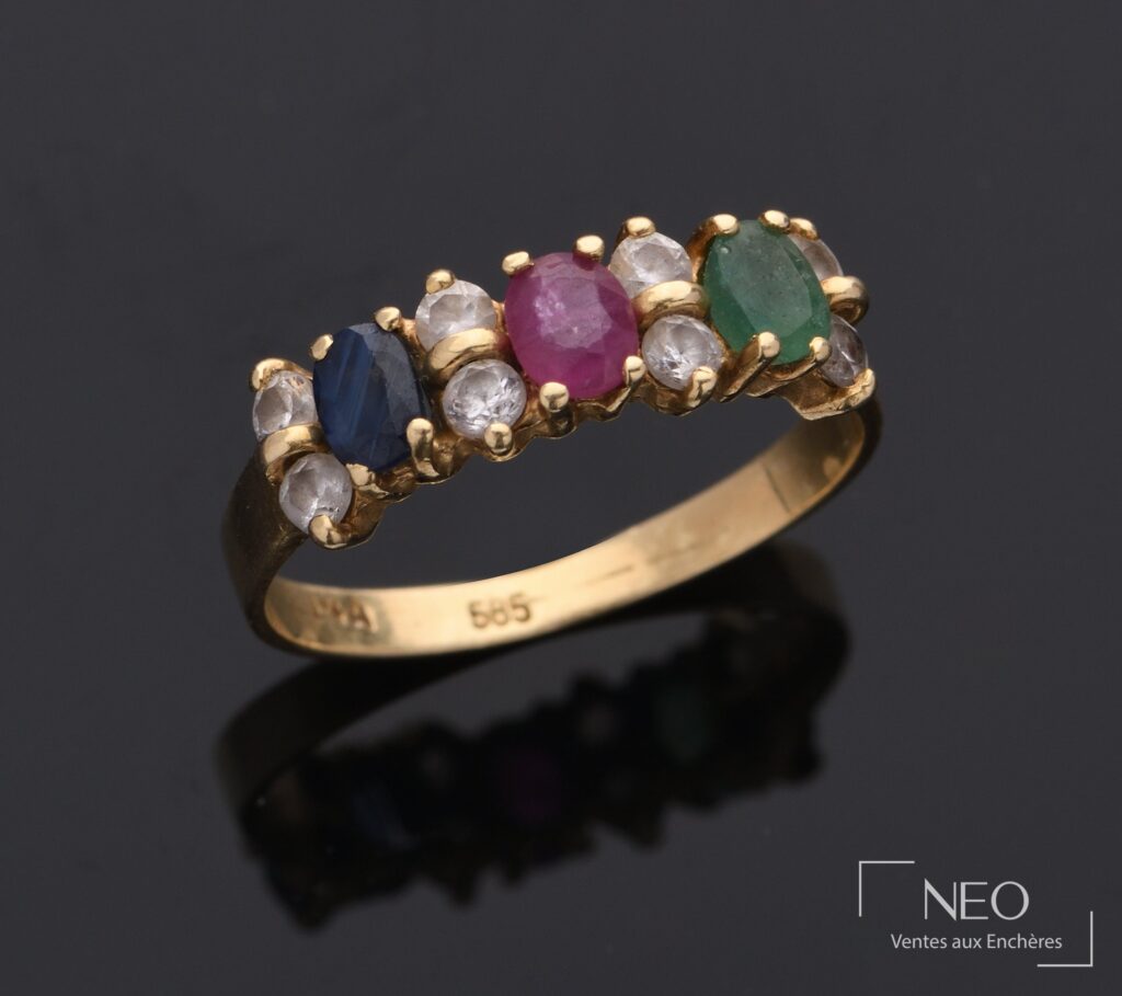 Bague en or jaune sertie de pierres de couleur et de pierres blanches