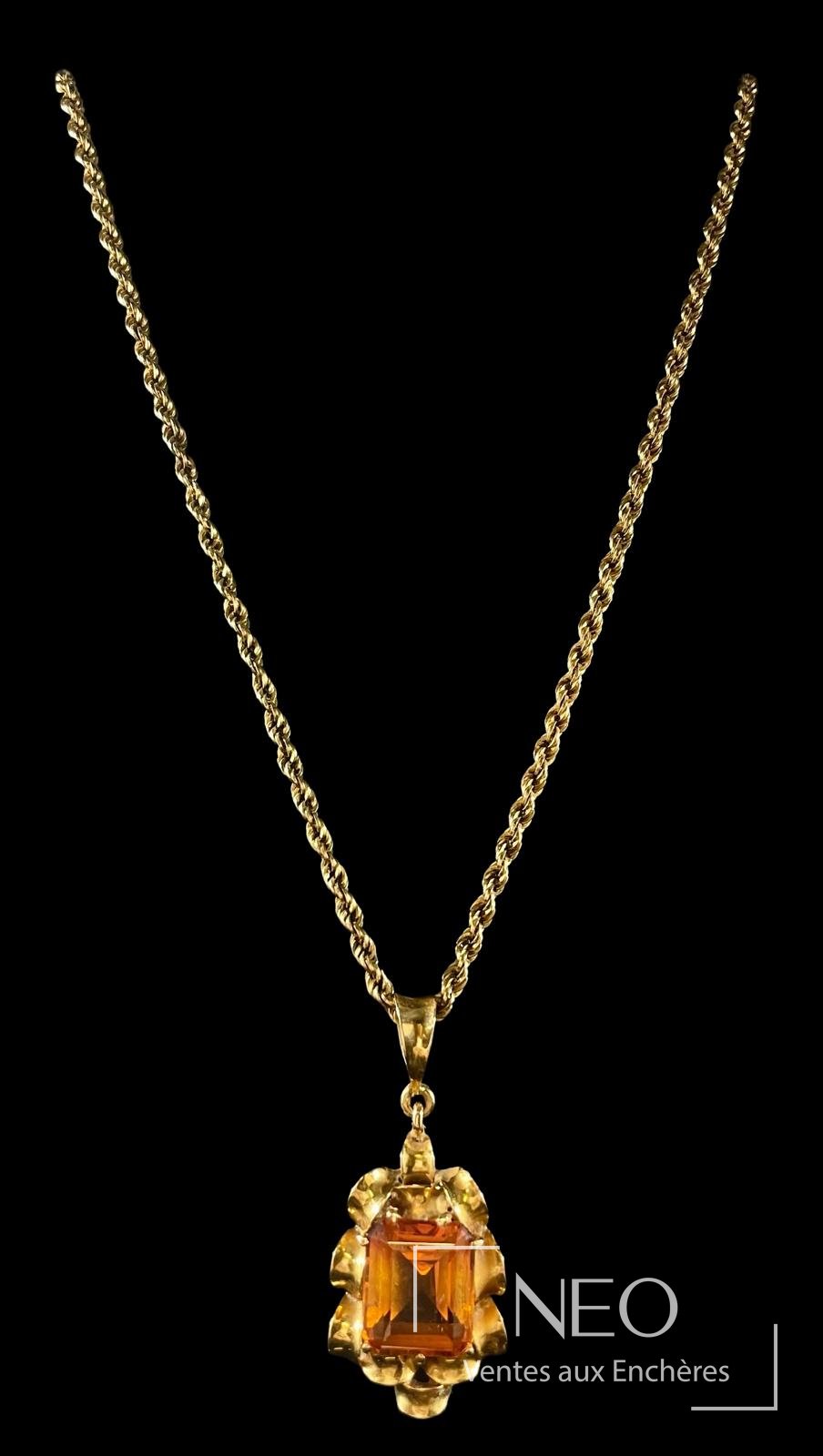 Chaîne en or jaune torsadée avec pendentif orné d'une pierre orange