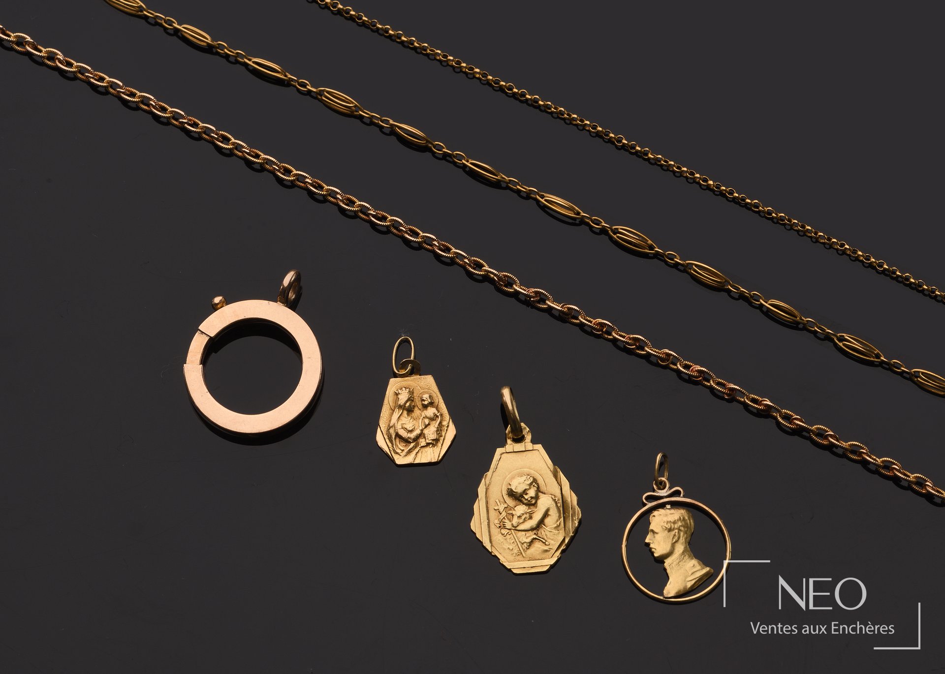 Ensemble de médailles religieuses et chaîne de cou en or jaune 18 carats sur fond noir