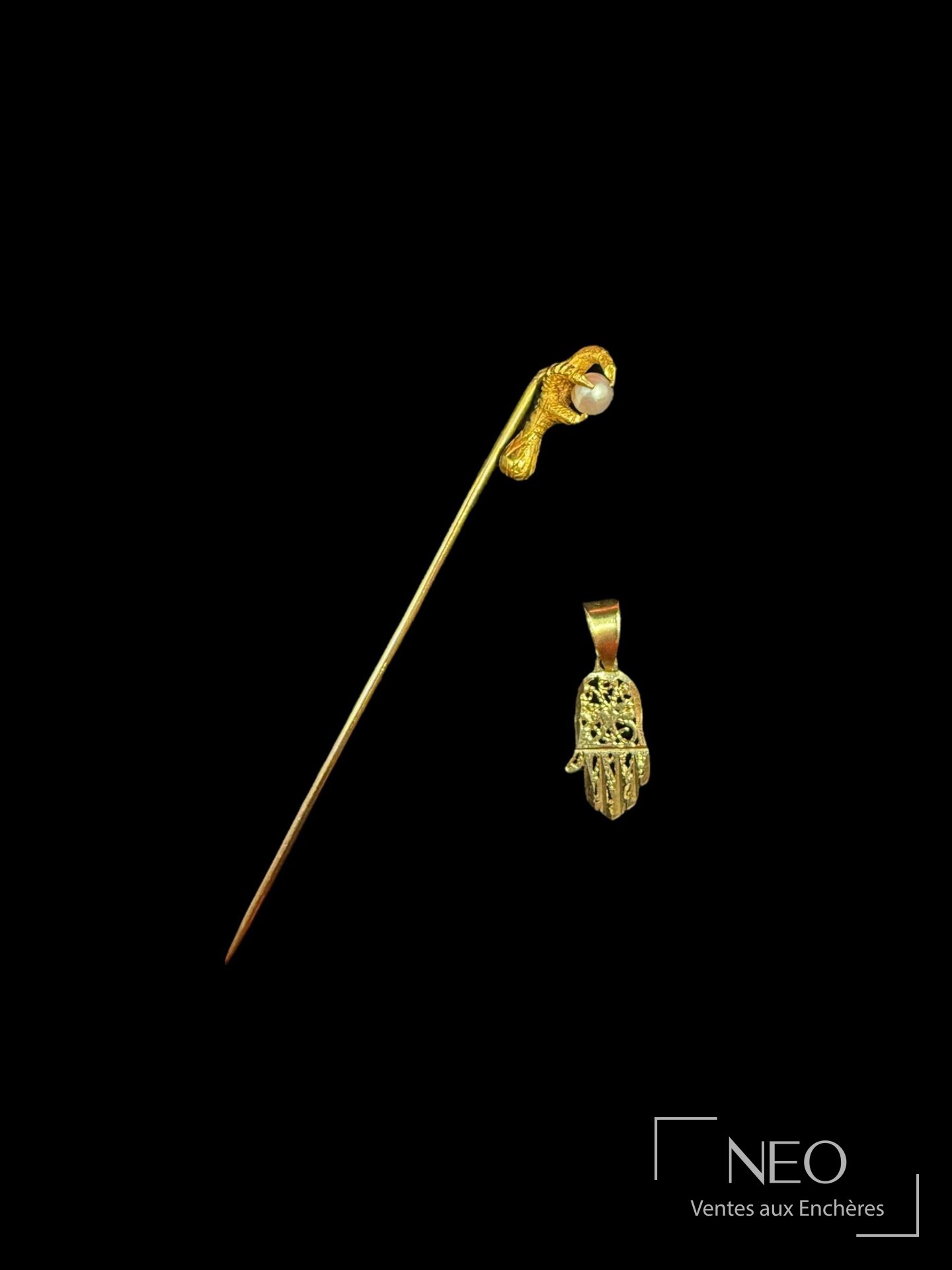 Épingle à cravate et pendentif en or jaune sur fond noir