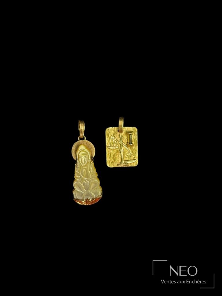 Deux pendentifs en or