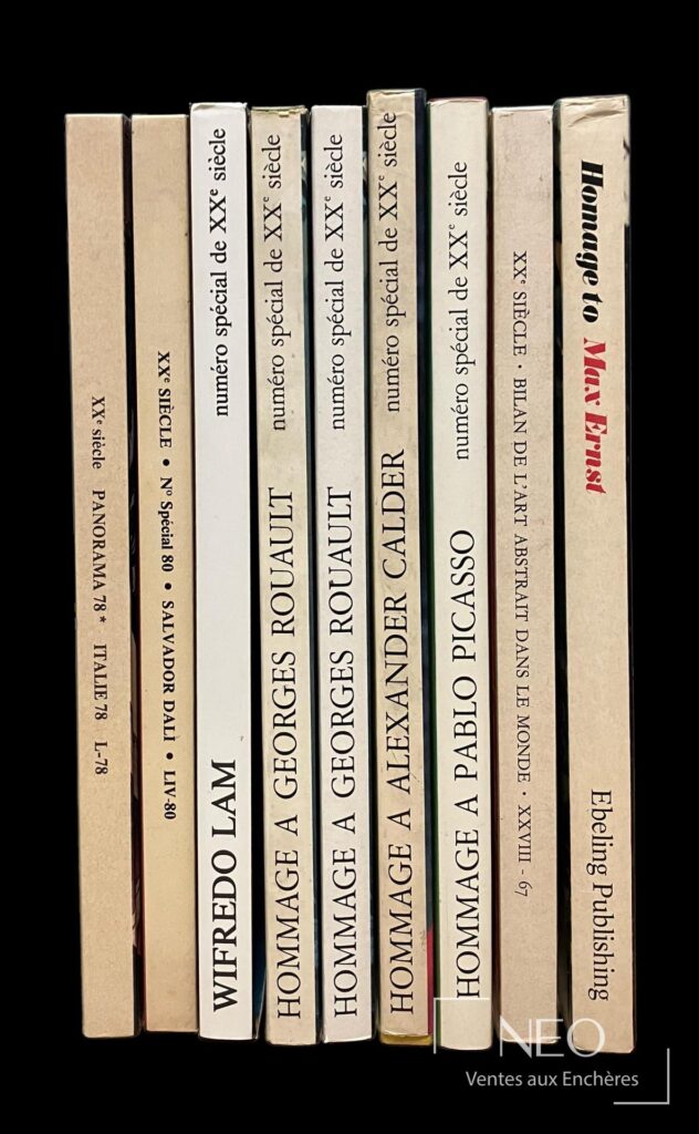 Dos des neuf ouvrages XXe siècle alignés
