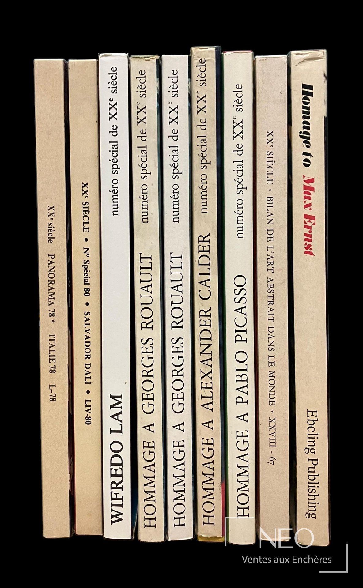Dos des neuf ouvrages XXe siècle alignés