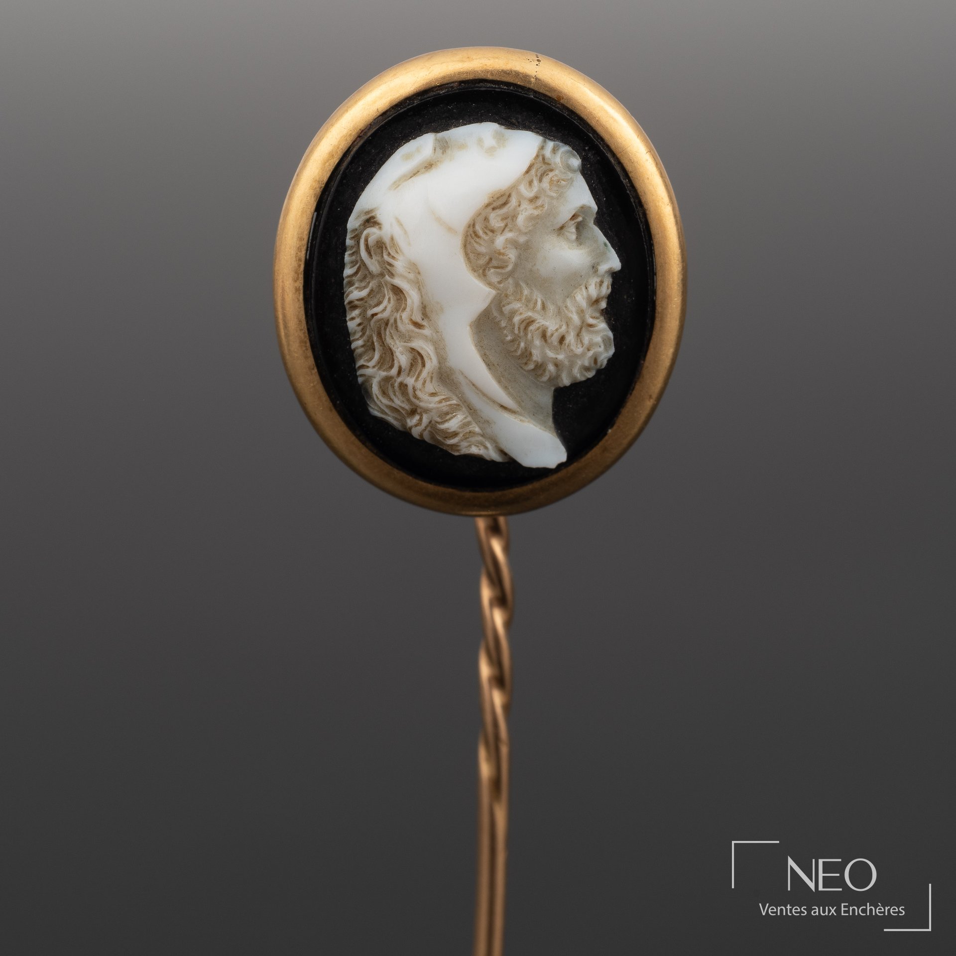 Épingle à cravate avec camée sur onyx figurant le profil d'Hercule
