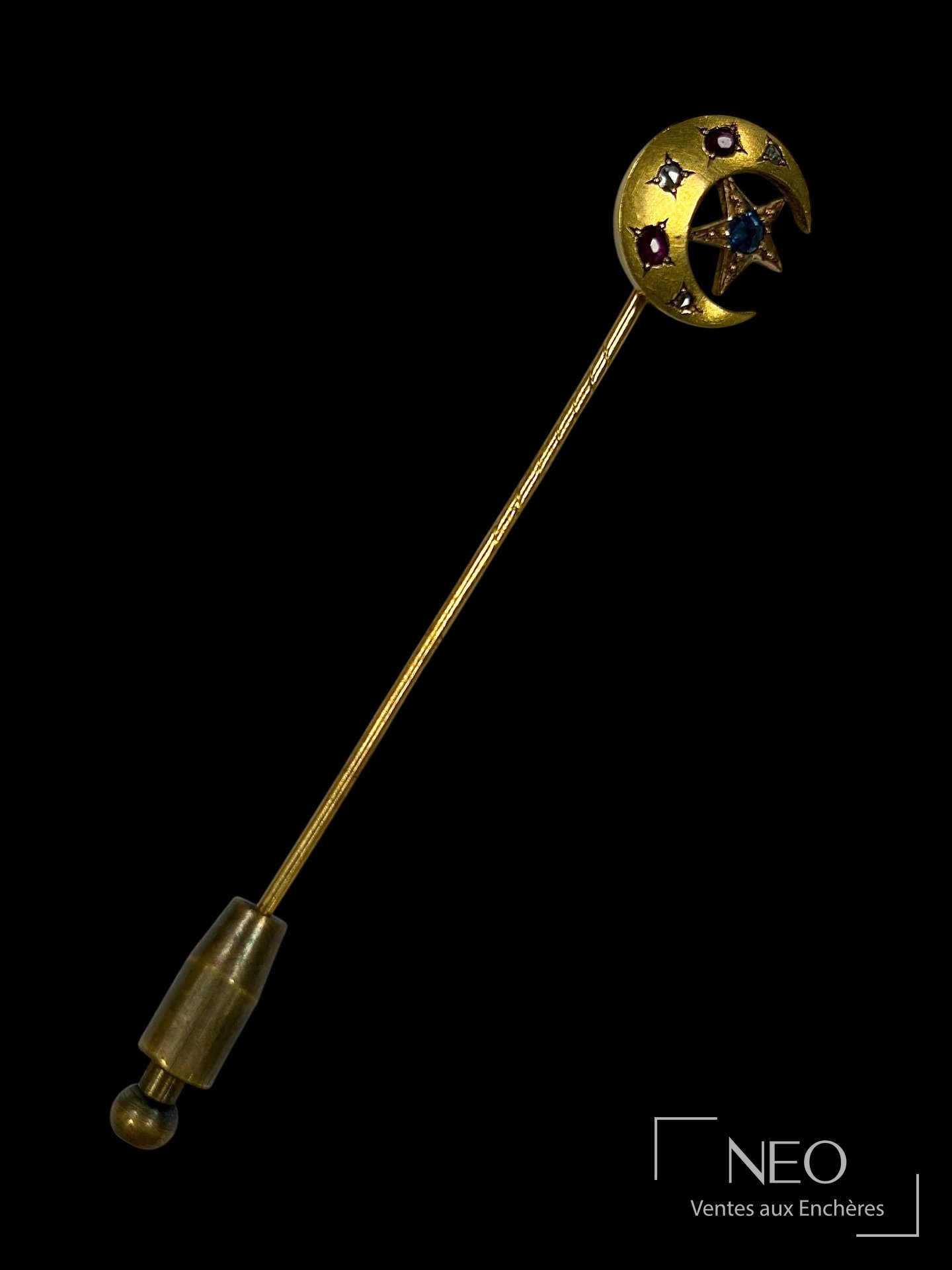 Épingle à cravate en or jaune avec lune et étoile serties de pierres colorées