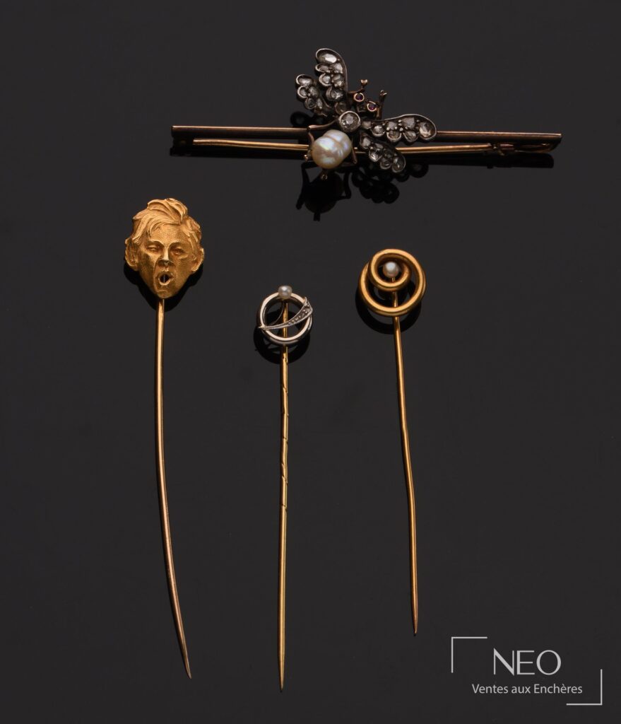 Trois épingles à cravate en or 18 carats avec motifs ornés