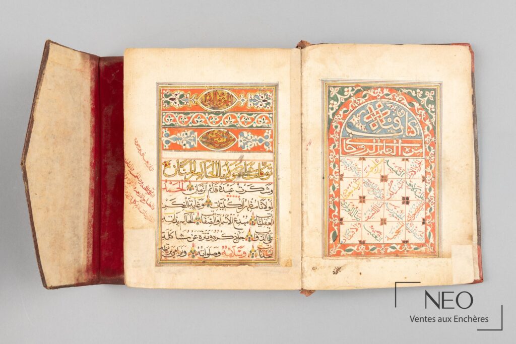Manuscrit ouvert montrant deux pages enluminées et la reliure à rabat en maroquin brun