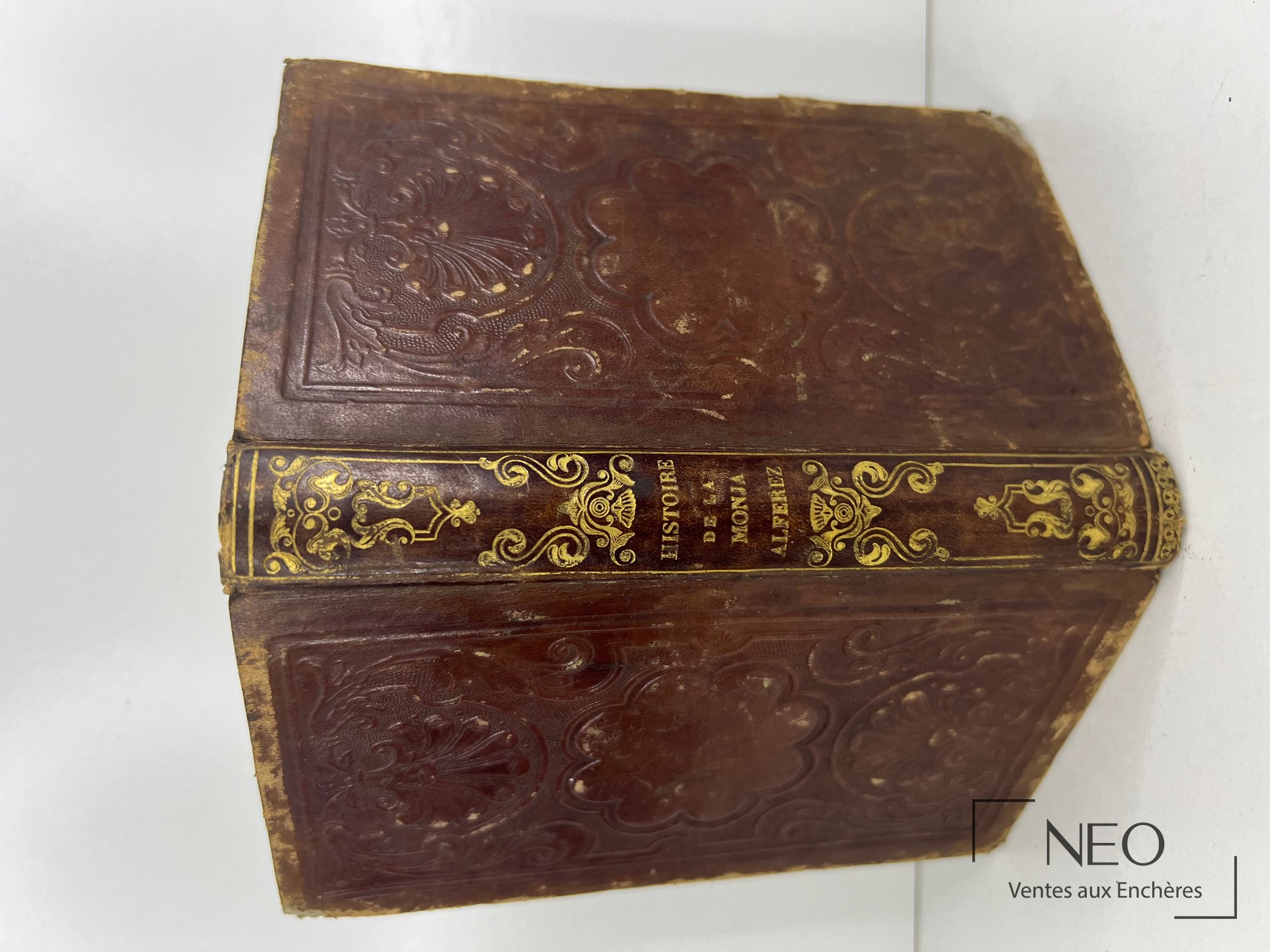 Livre ancien en pleine reliure de veau brun décorée