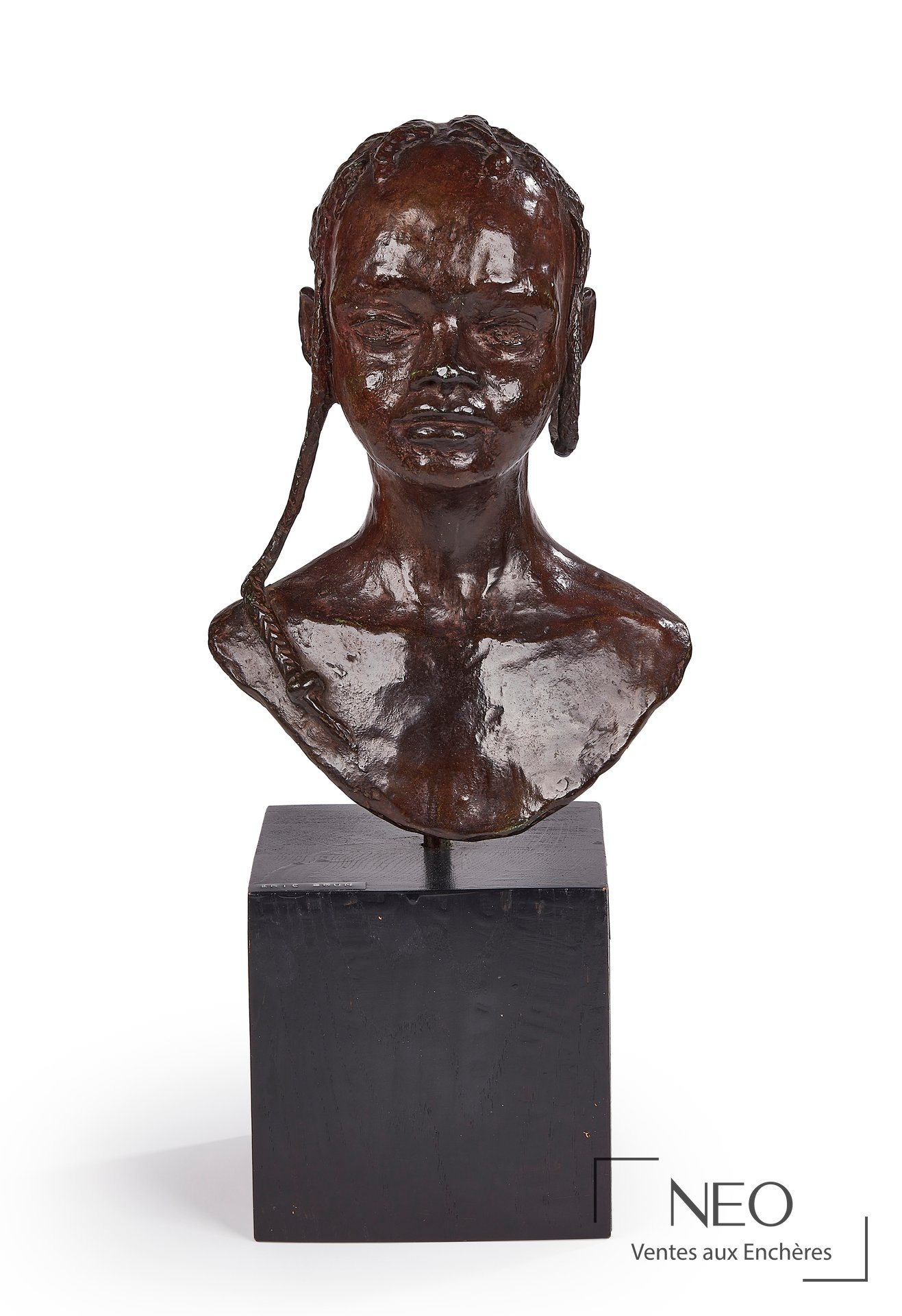 Buste en bronze à patine brune d'une jeune fille sur socle noir