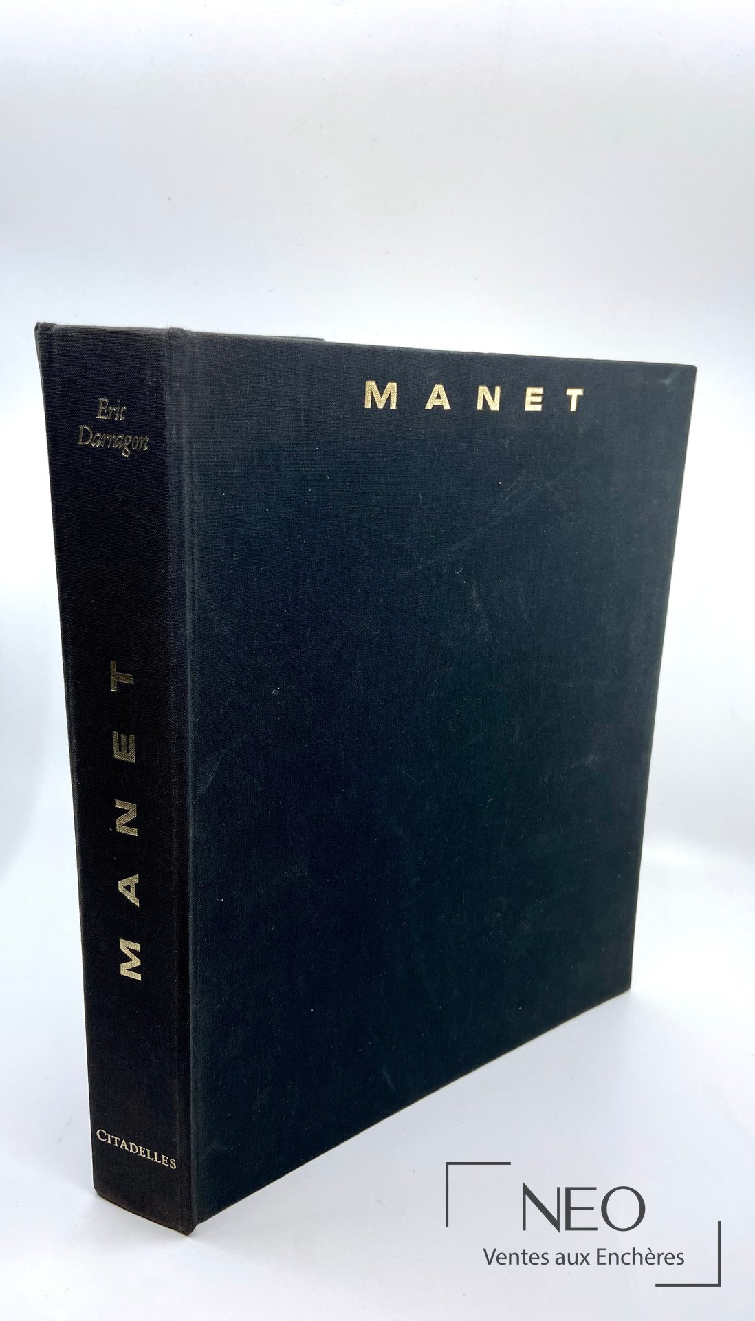 Livre relié noir titré Manet