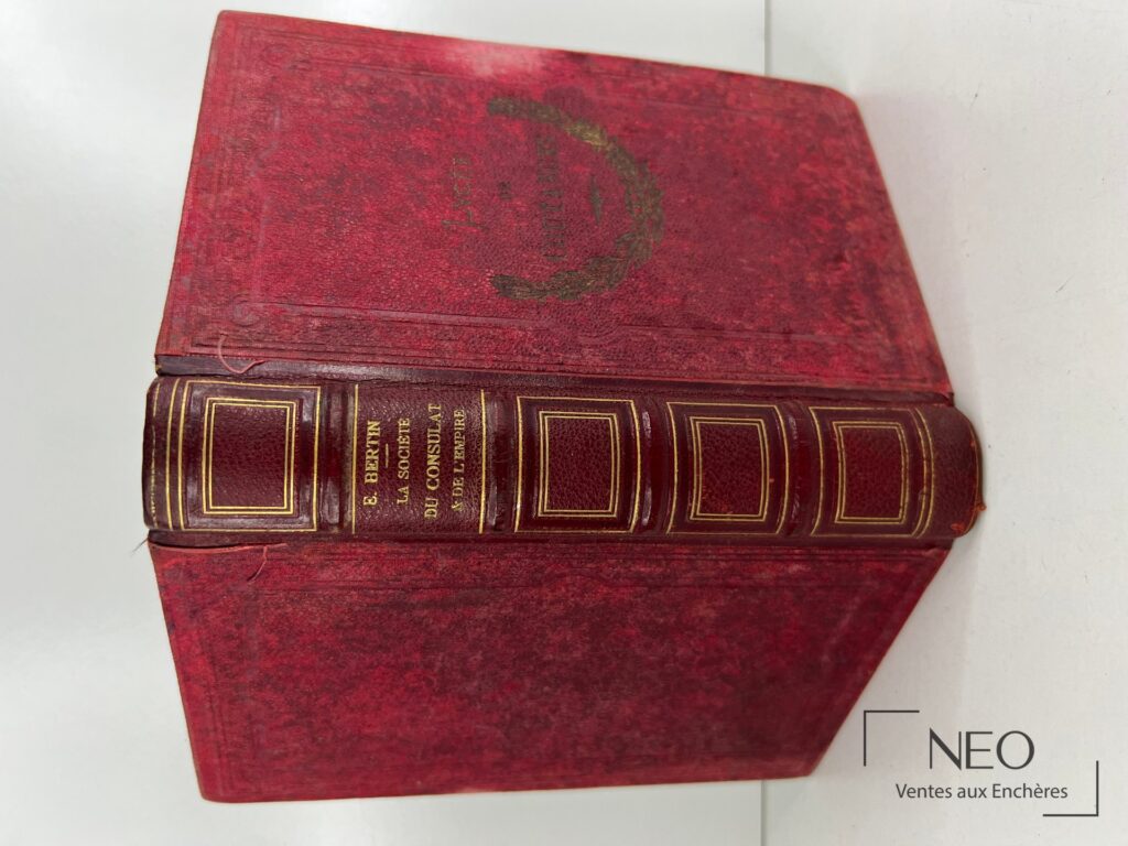Reliure rouge d’un ouvrage d’Ernest Bertin