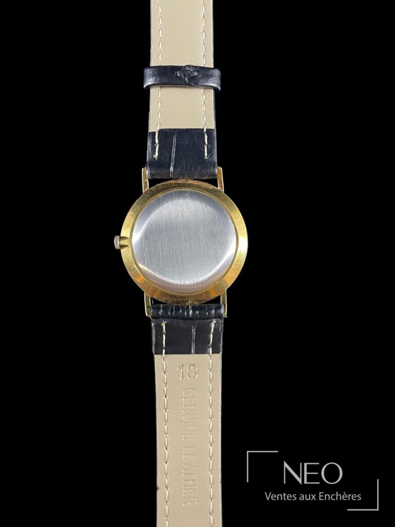 Dos de la montre ESKA avec boîtier numéroté 10136 et bracelet en cuir noir