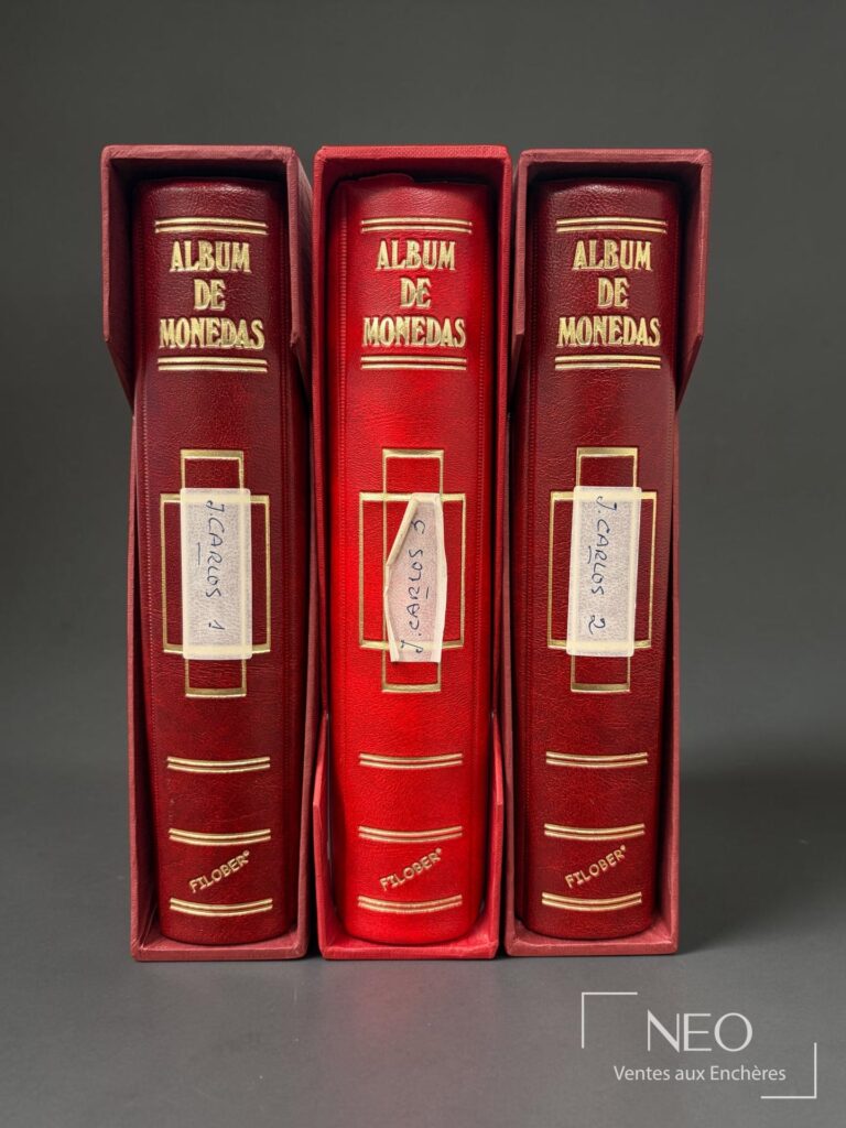 Trois classeurs rouges de monnaies marqués Album de monedas