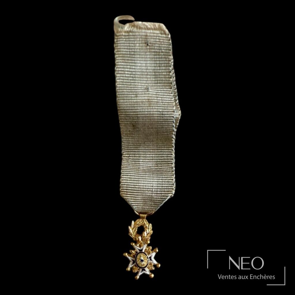 Croix de chevalier en miniature suspendue à un ruban gris