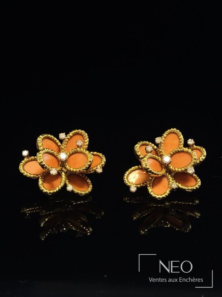 Paire de clips d’oreilles fleurs en or jaune et corail