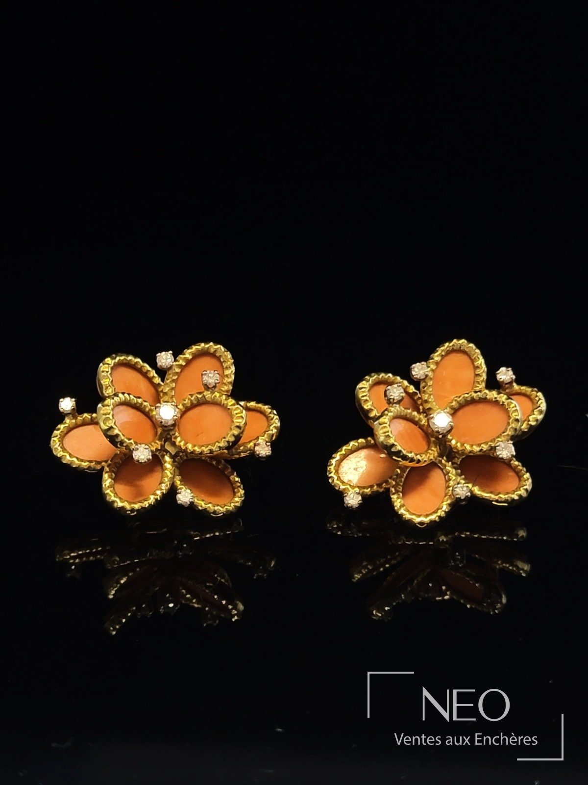 Paire de clips d’oreilles fleurs en or jaune et corail
