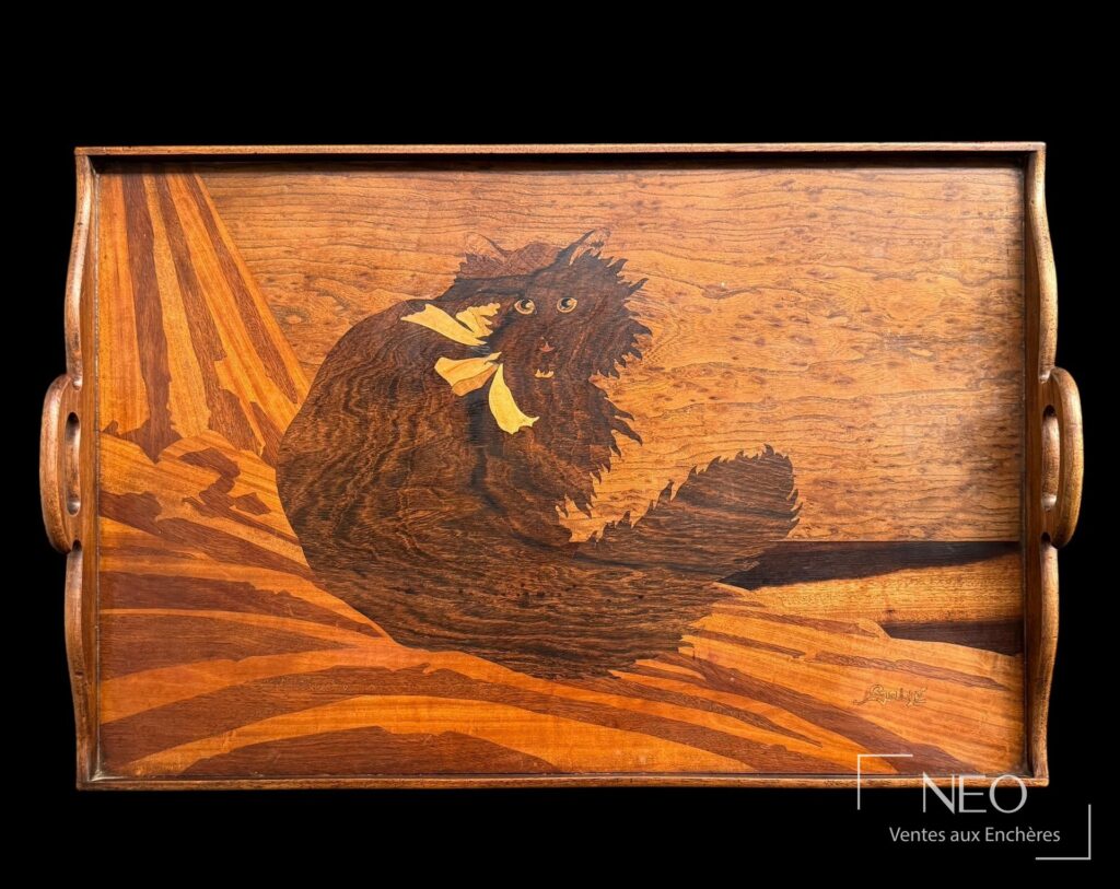 Plateau rectangulaire Gallé en marqueterie de bois avec un chat assis