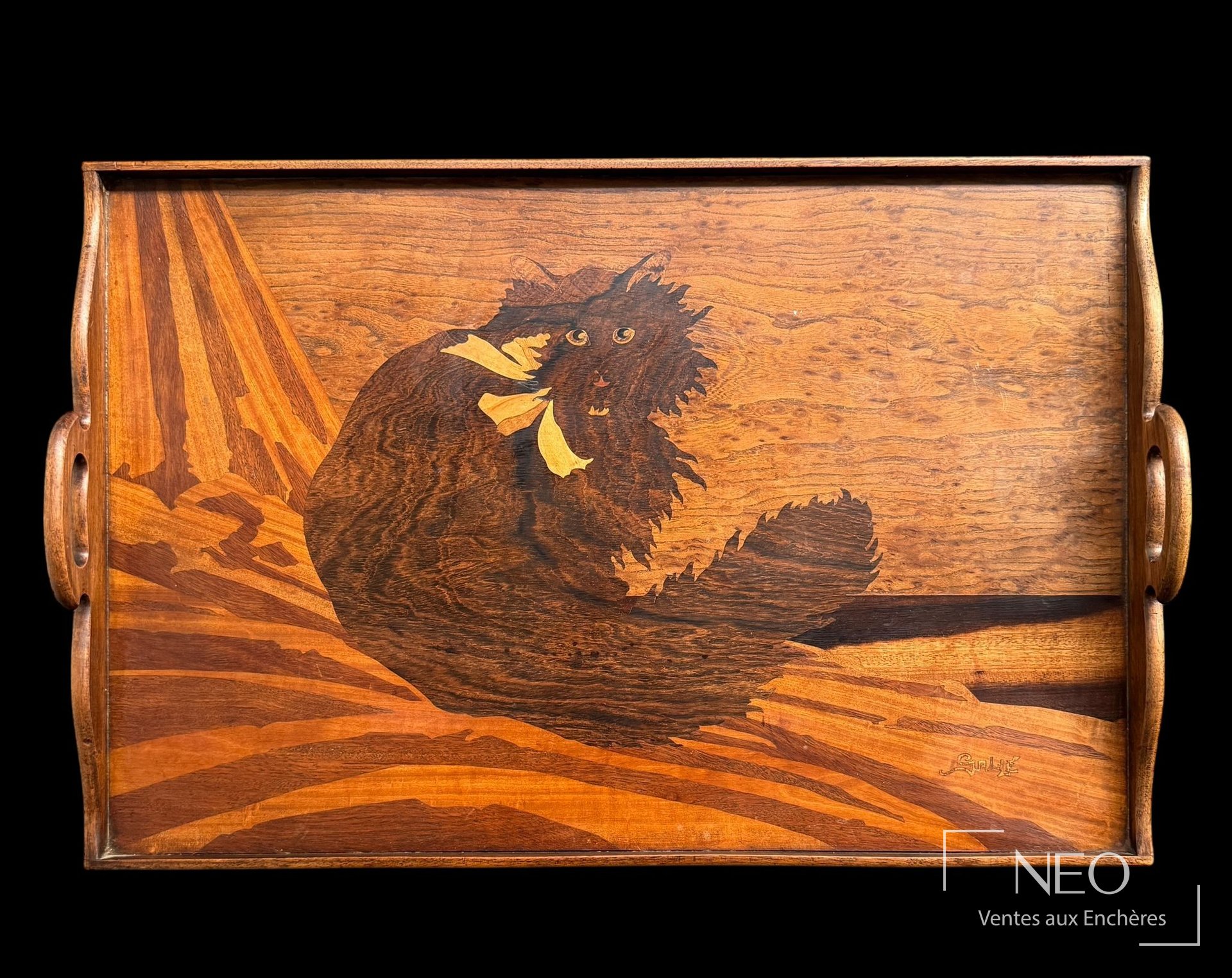 Plateau rectangulaire Gallé en marqueterie de bois avec un chat assis