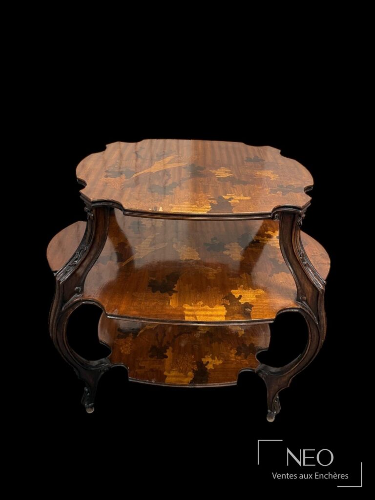 Table à thé Gallé en bois marqueté à trois plateaux polylobés