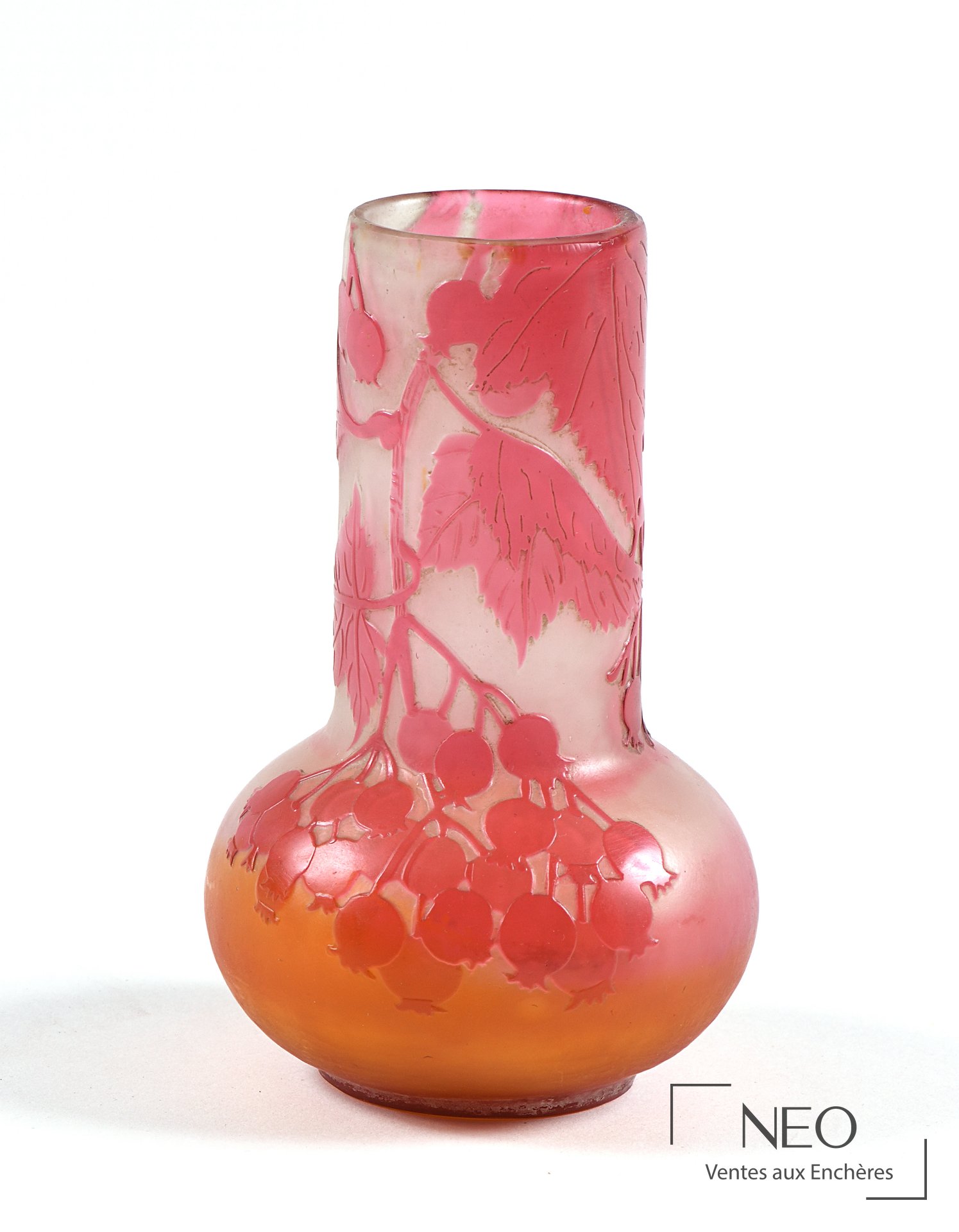 Établissements Gallé Vase à décor aux sorbiers en verre multicouches