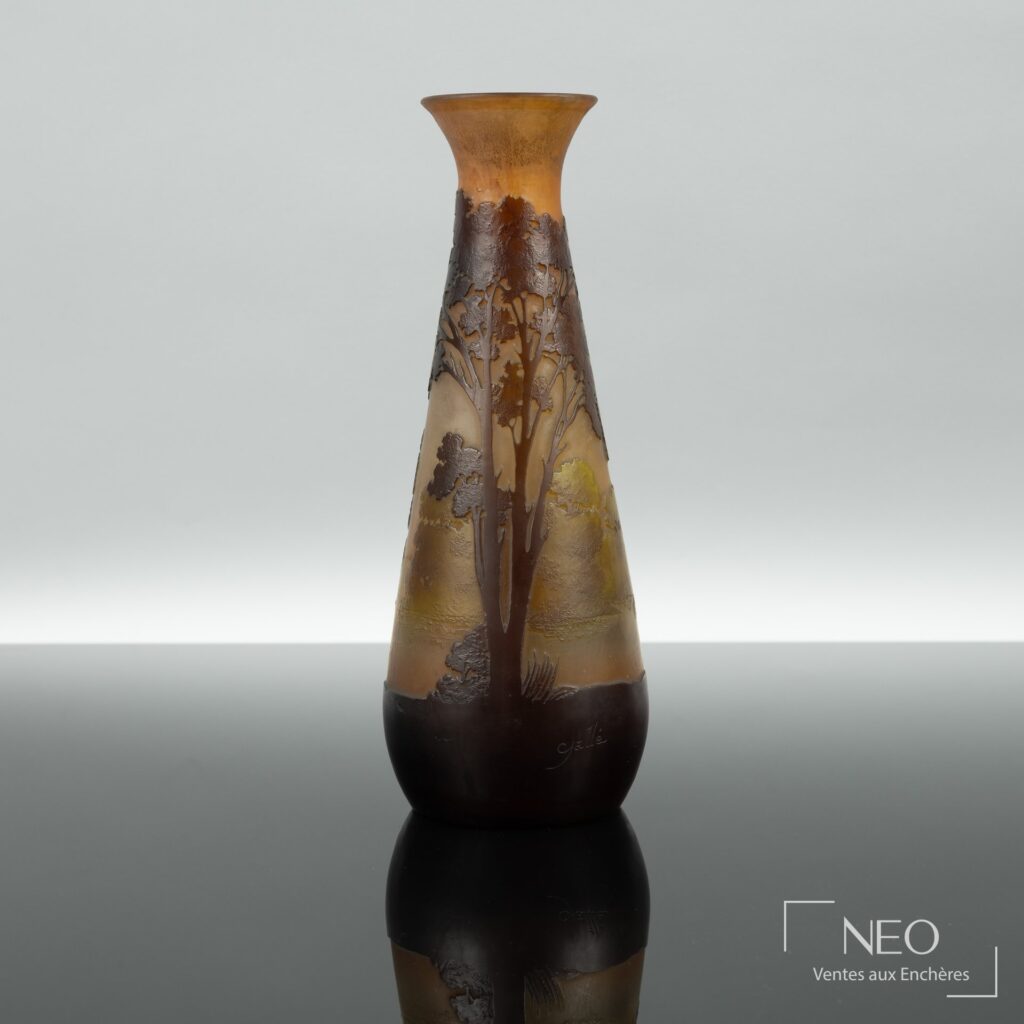Vase Gallé en verre multicouche à décor de paysage lacustre