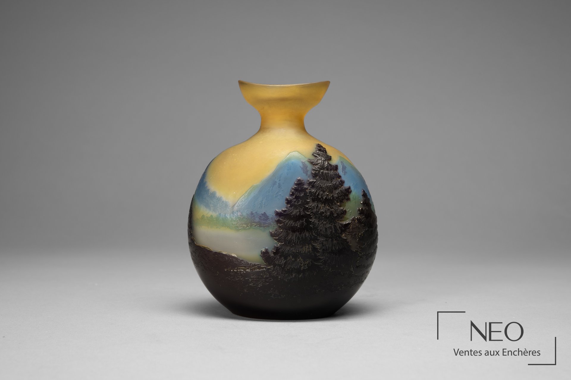 Vase Gallé en verre multicouche à décor de paysage lacustre vosgien
