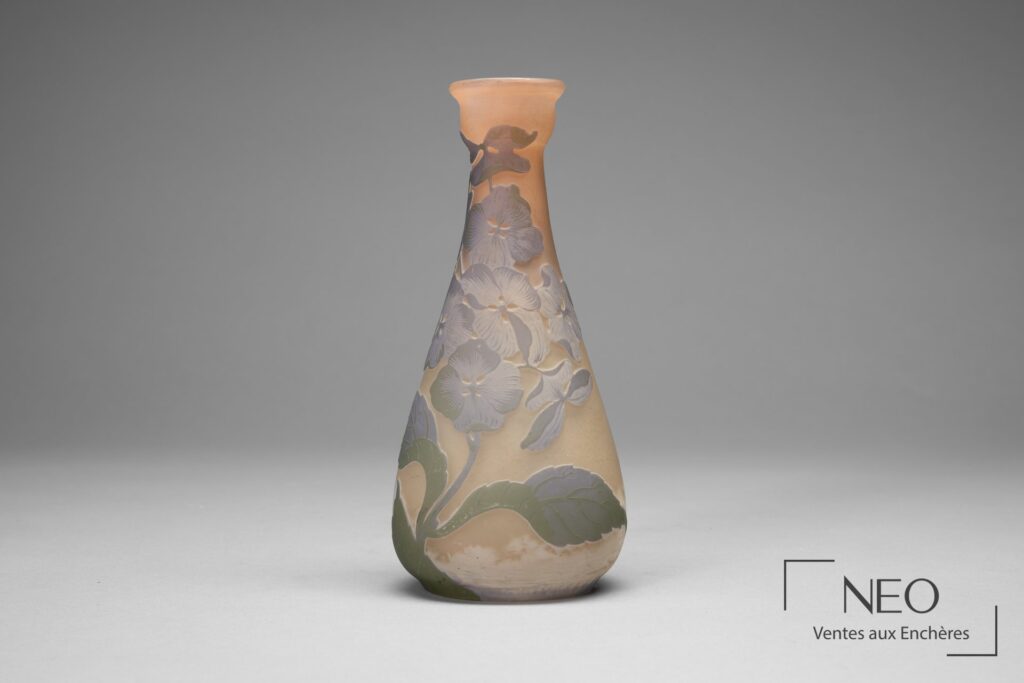 Vase piriforme en verre multicouches à décor d’hortensias bleu violet et verts