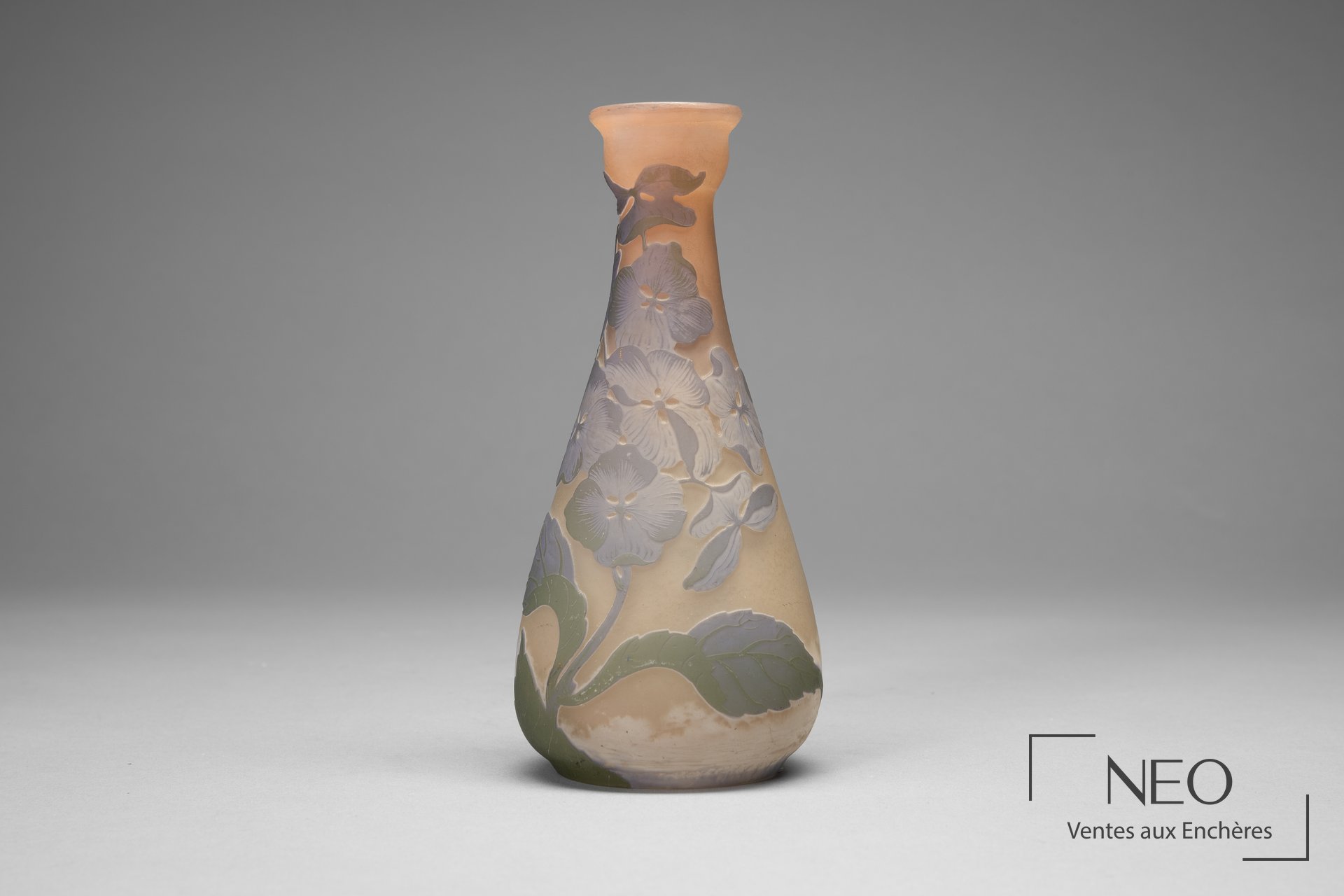 Vase piriforme en verre multicouches à décor d’hortensias bleu violet et verts