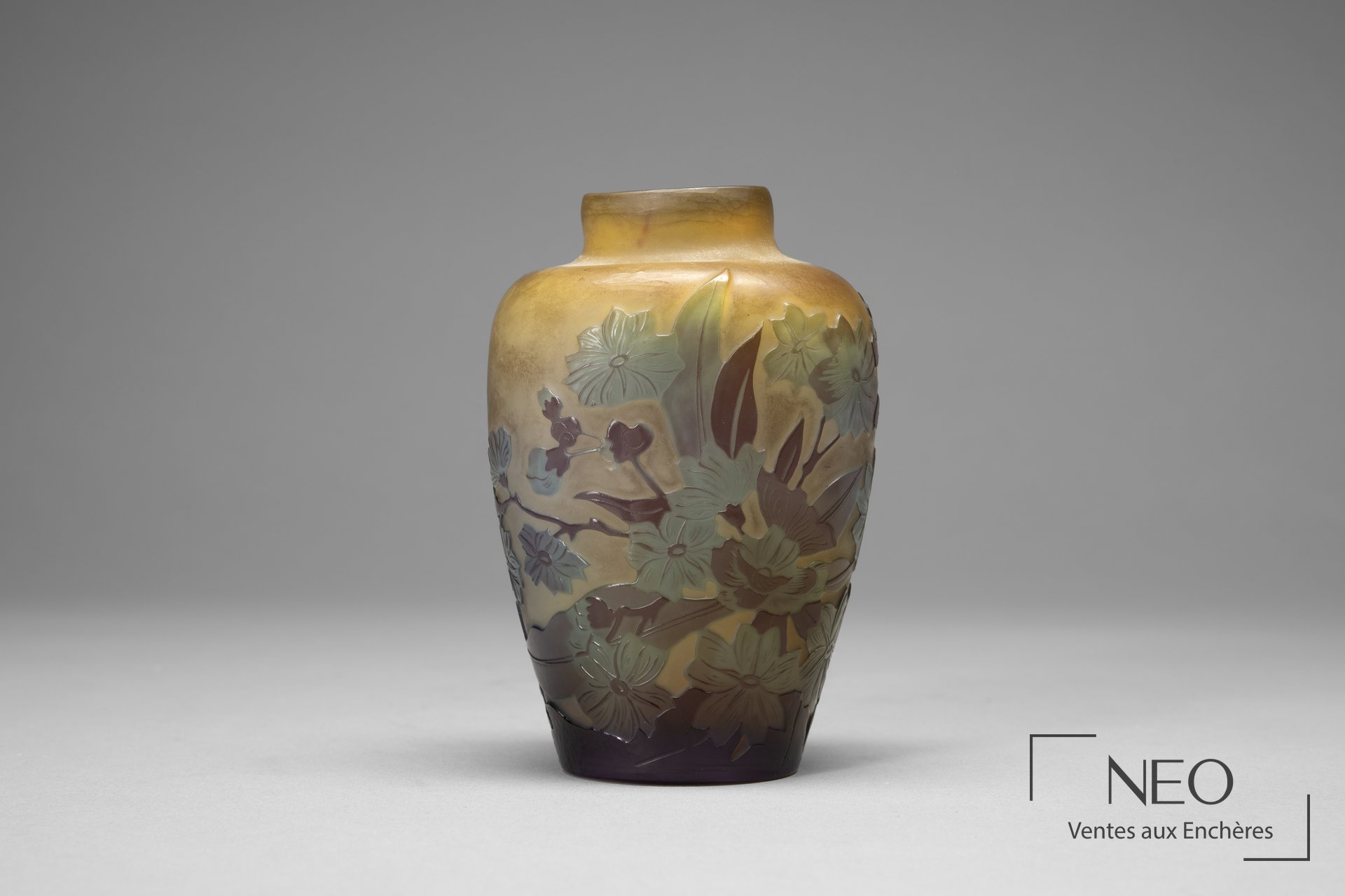 Vase Gallé en verre multicouches à décor de clématites