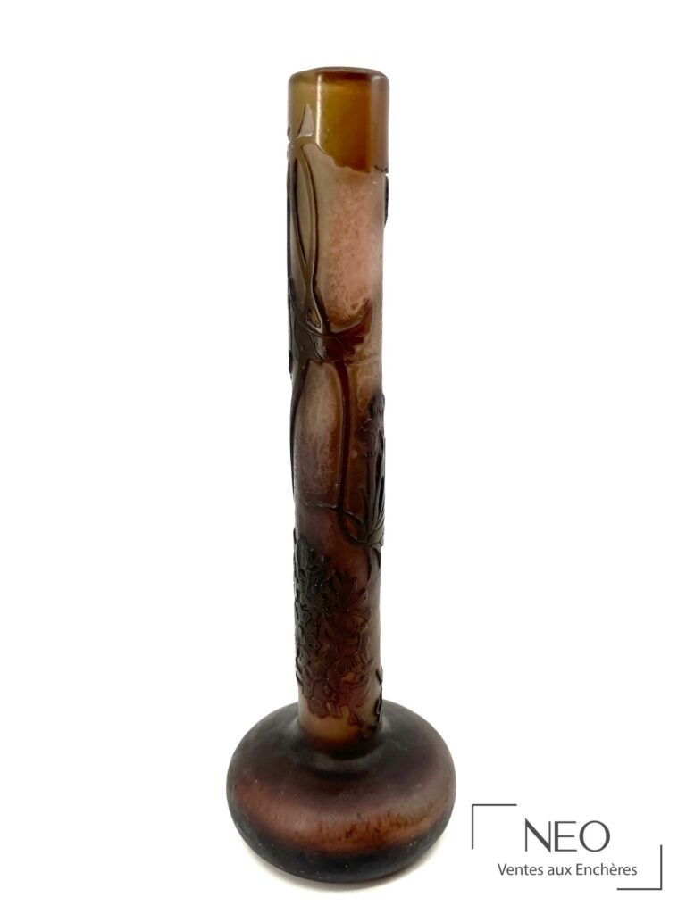 Vase soliflore Gallé en verre multicouches à décor végétal sur fond parme