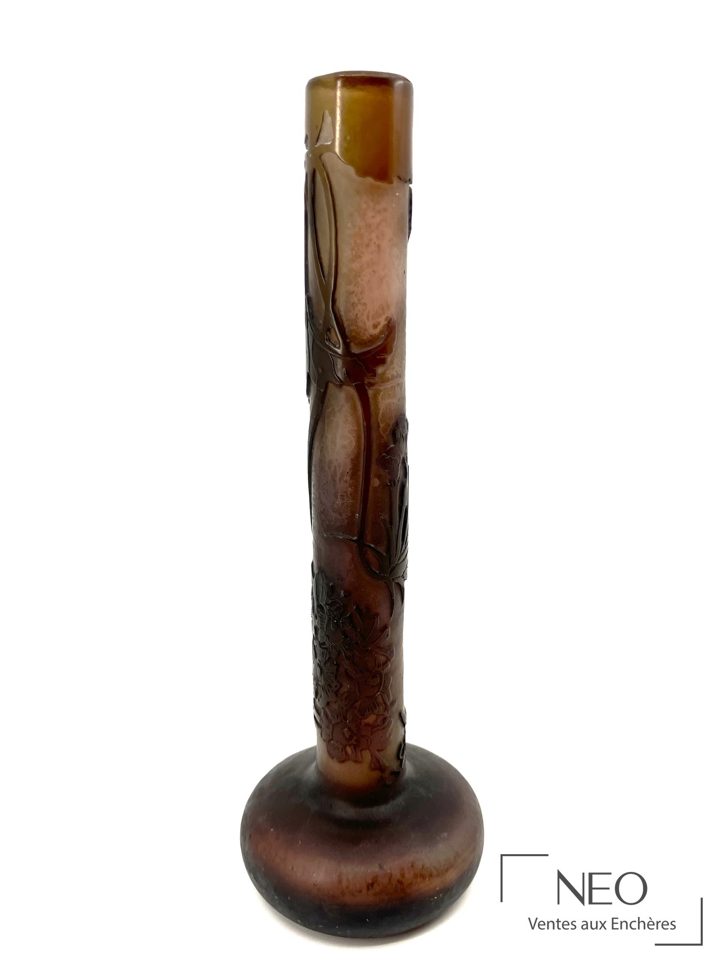 Vase soliflore Gallé en verre multicouches à décor végétal sur fond parme