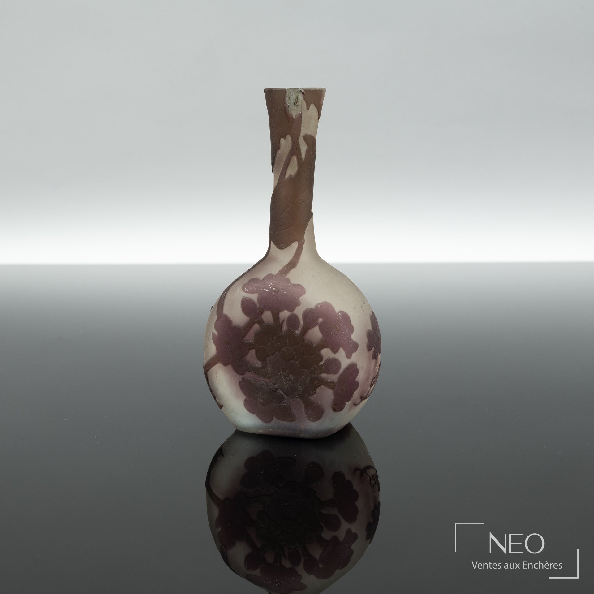 Vase soliflore Gallé en verre multicouche à décor de fleurs violines sur fond blanc grisé