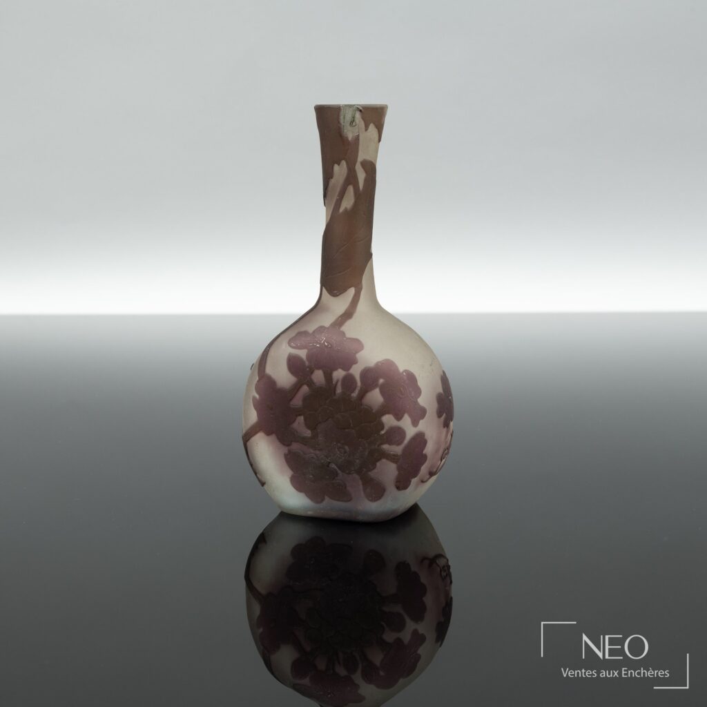 Vase soliflore Gallé en verre multicouche à décor de primevères violines