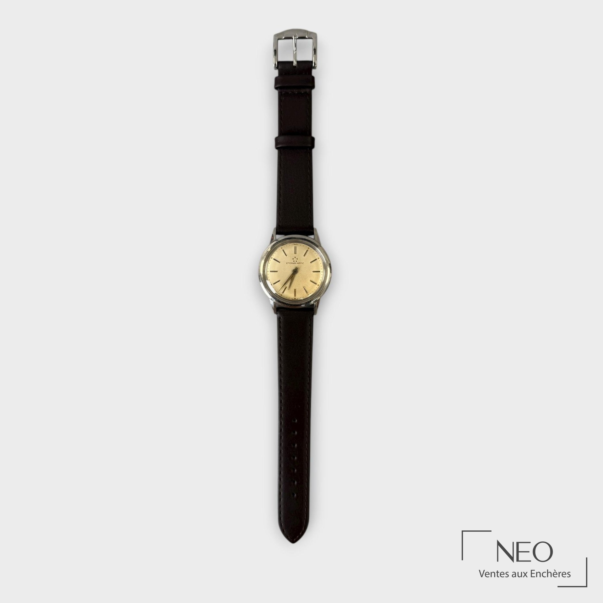 Montre Eterna-Matic ronde avec cadran crème et bracelet cuir sombre