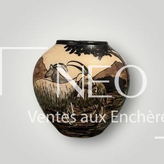 Vase pansu en faïence émaillée décoré d'un berger et de son troupeau