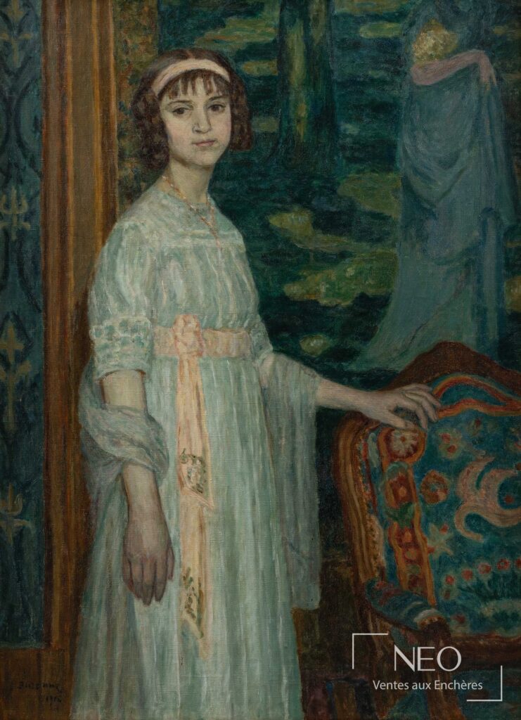 Portrait en pied d'une jeune femme en robe claire devant un décor peint
