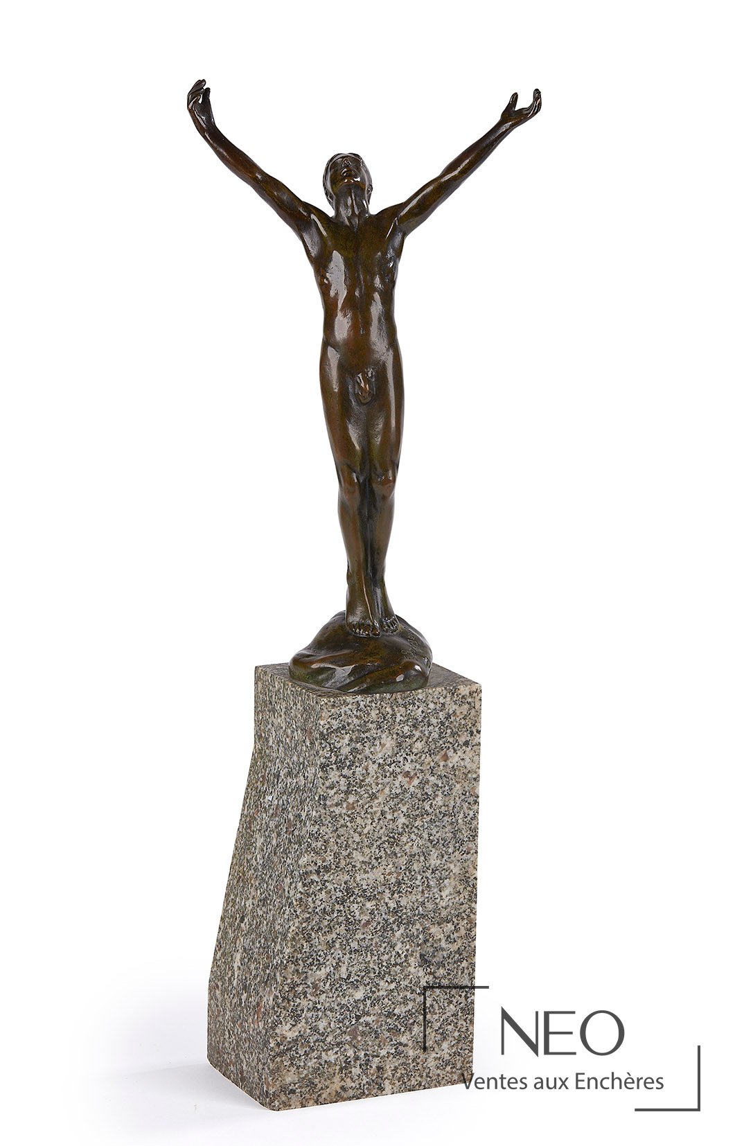 Bronze à patine verte représentant une figure nue les bras levés sur un socle en pierre
