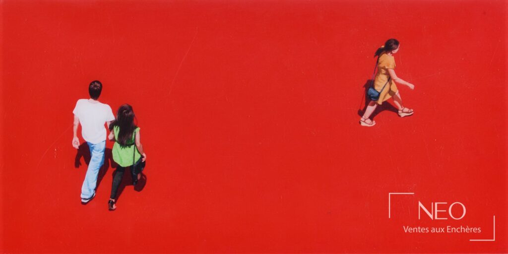 Photographie contemporaine sur fond rouge vif avec deux personnages à gauche et une femme marchant à droite.