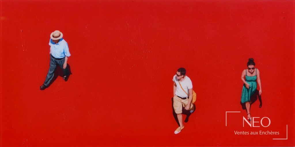 Photographie de Eva Navarro montrant trois personnes sur fond rouge vif.